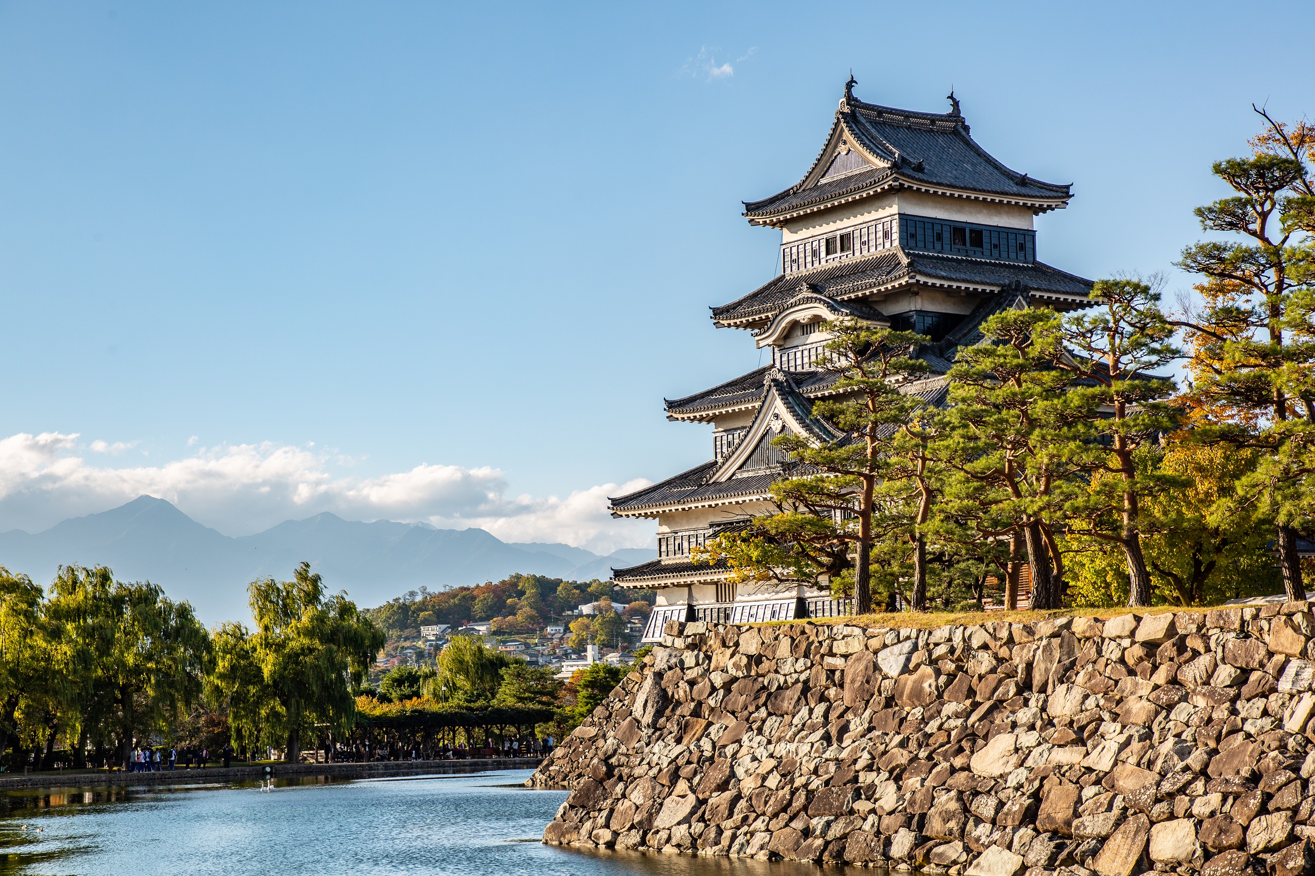 松本城是日本現存五重六階天守閣中，最古老的國寶級城堡。