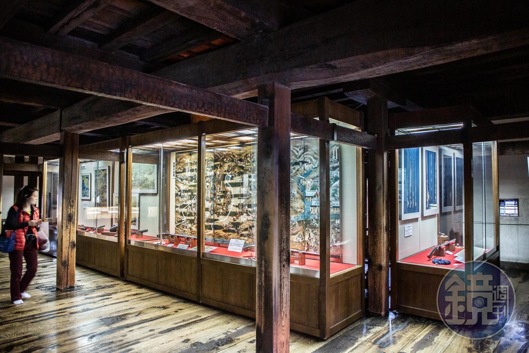 松本城天守閣內展示昔日城下町繪畫及一些貴重盔甲、朱印等寶物。