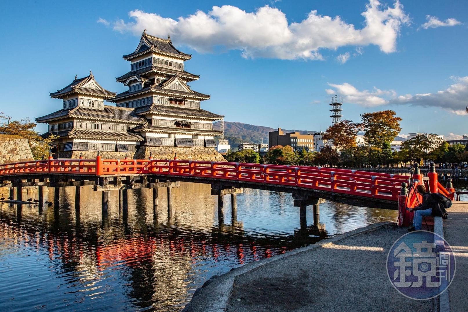 五重天守閣一旁是後期興建的「辰巳附櫓」和「月見櫓」。