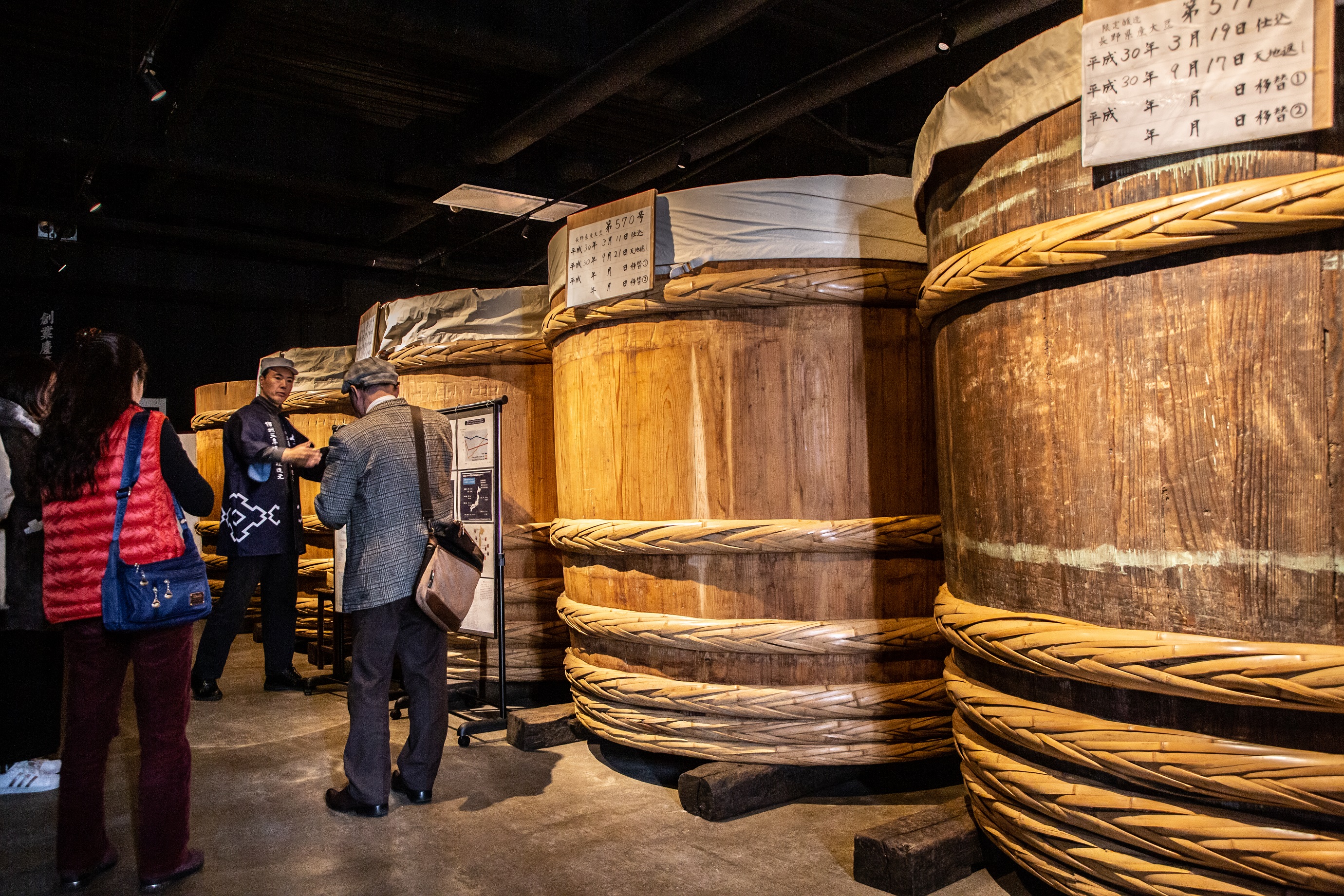 「石井味噌」以傳統老式杉木桶天然釀造。