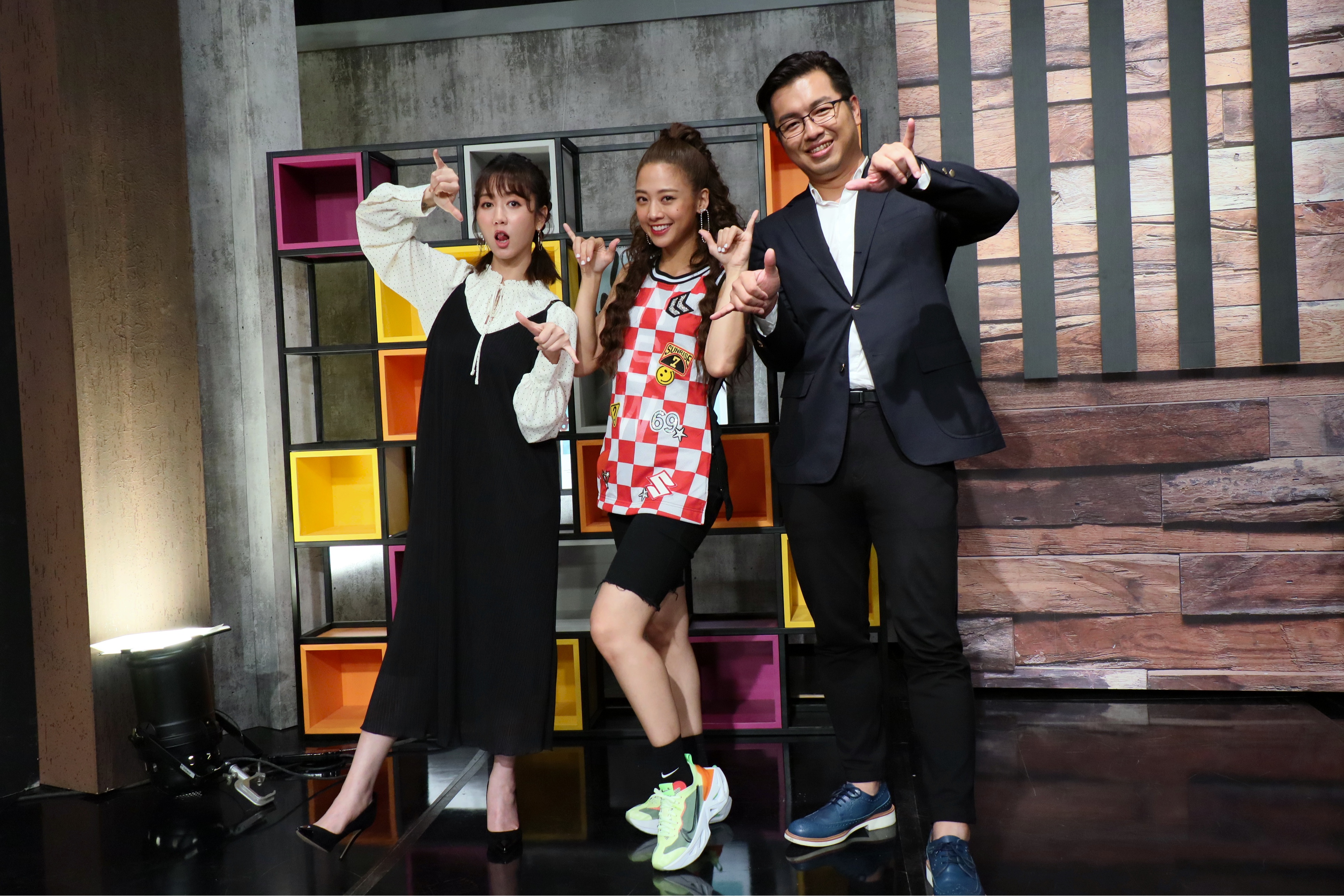 《娛樂鄉民》主持人瑪麗（左起）、鬼鬼吳映潔、主持人鄭偉柏在節目中及在前年跨年演唱會表演大走音的心魔。（MOMOTV提供）