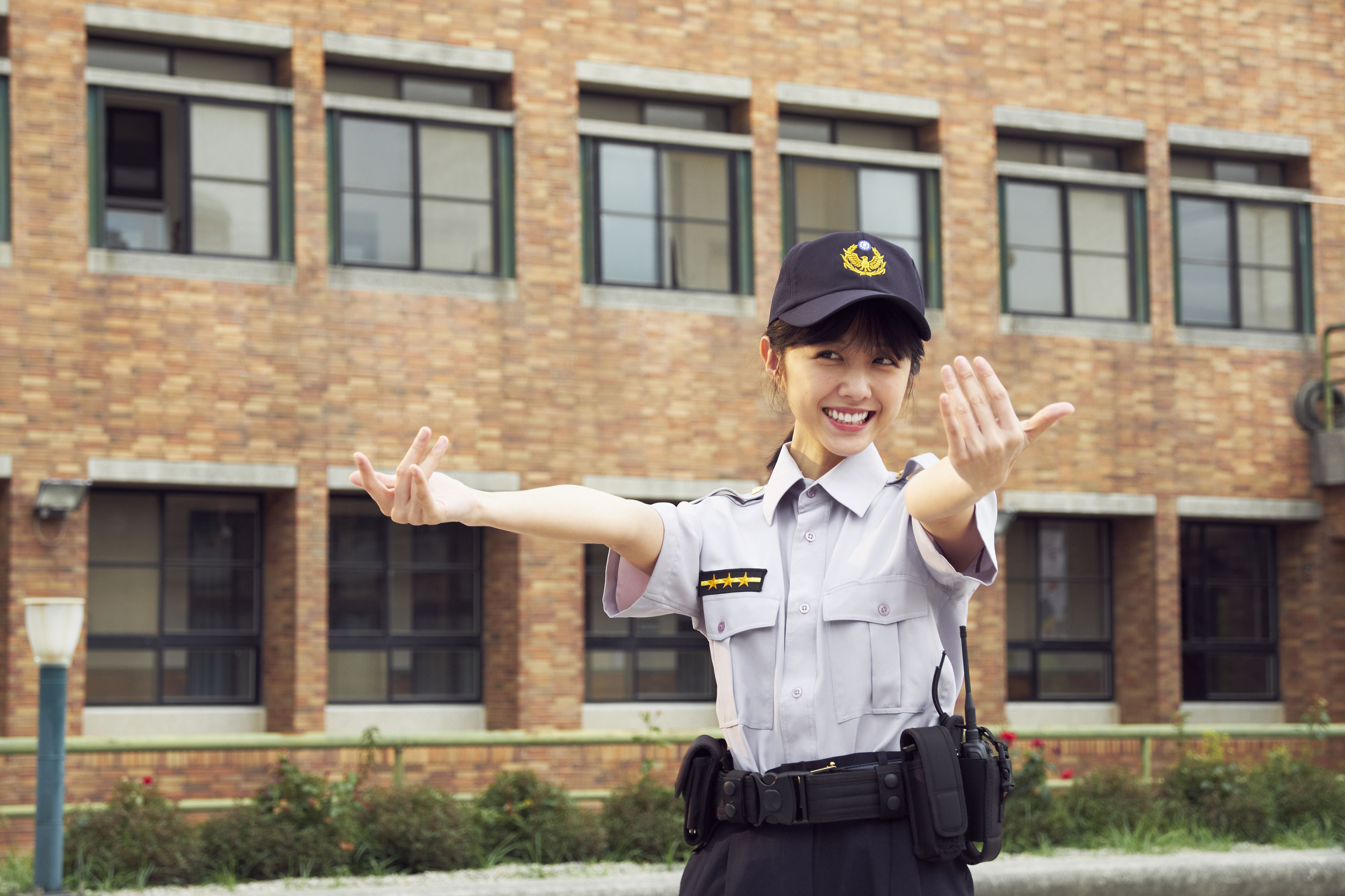 邵雨薇萌扮女警勾引李淳。（威視提供）