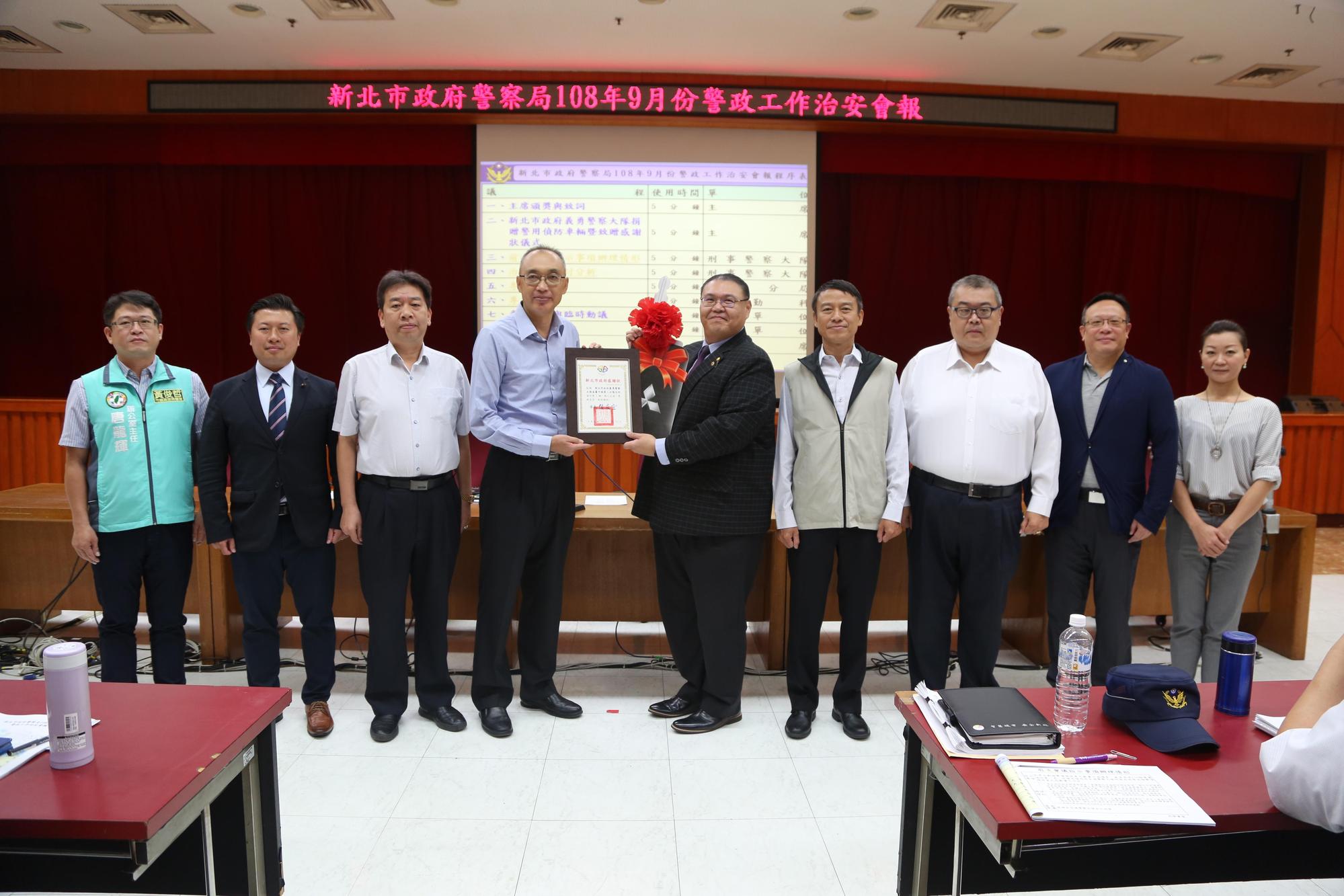 新北義刑中隊捐贈偵防車由副市長謝政達代表接受。(翻攝畫面)