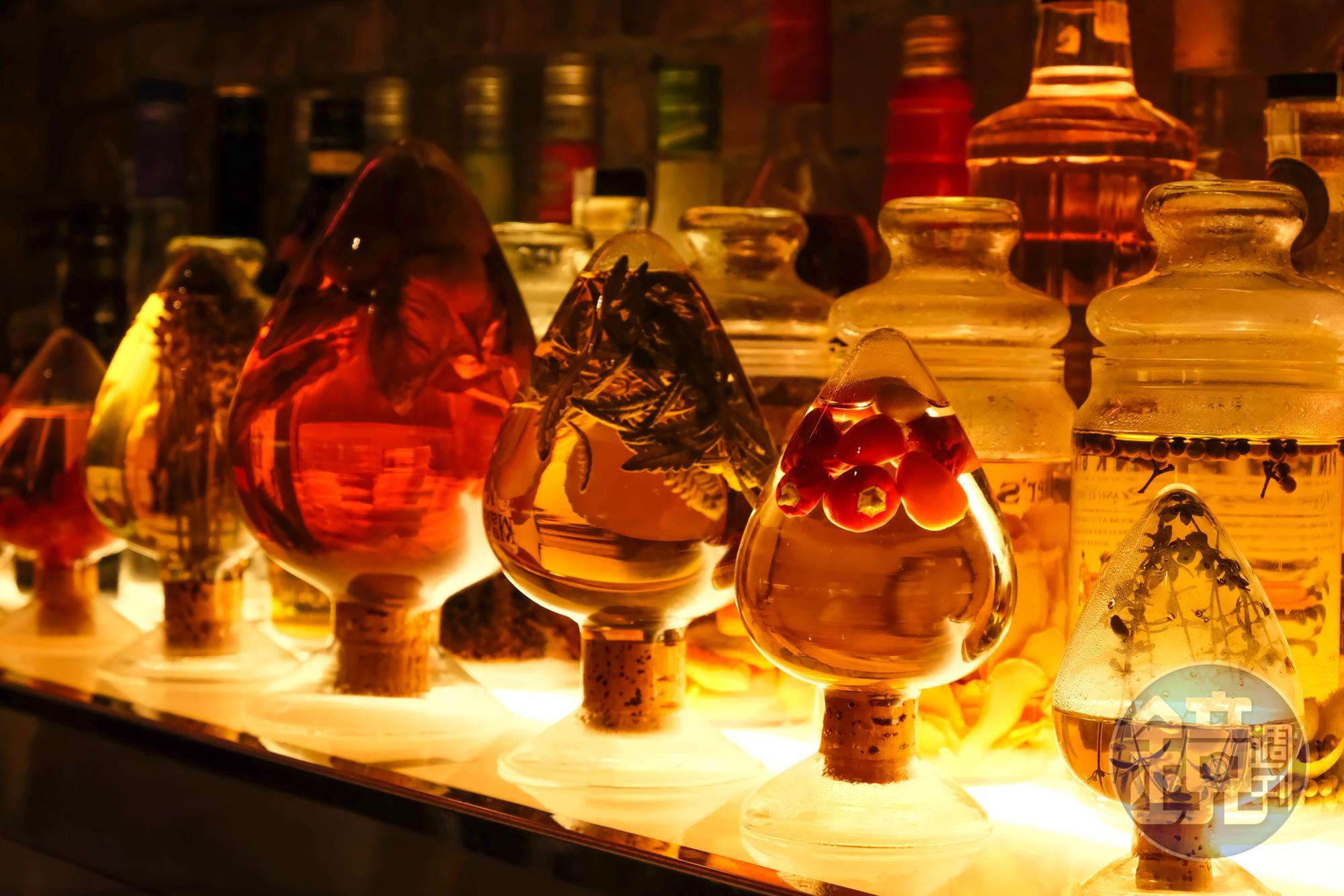 「She_Design TAPAS SOJU BAR」以燒酒和各種香辛料自製的風味浸漬酒，是讓酒譜與眾不同的祕密武器。