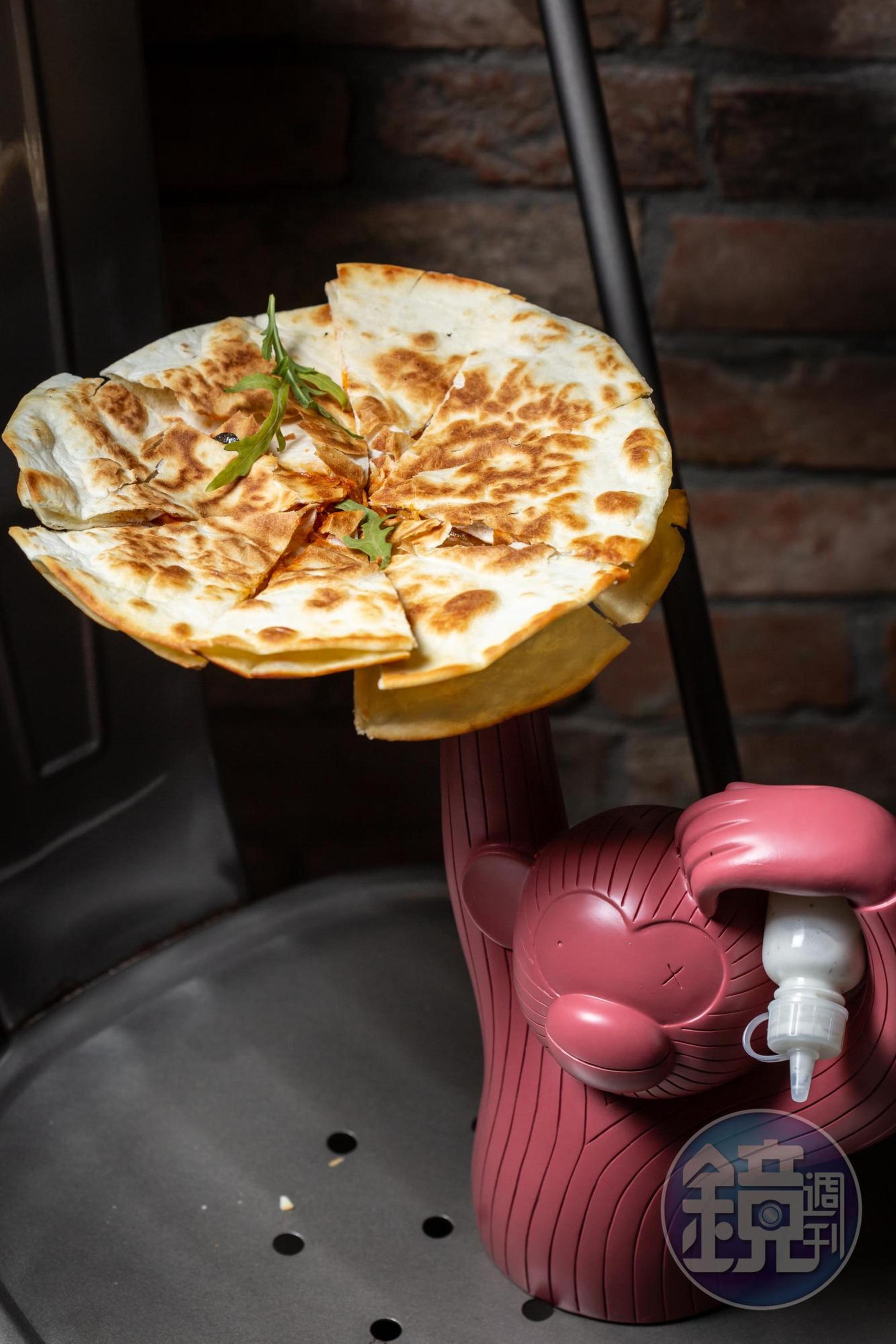 「辣炒雞薄餅」脆皮夾著濃郁韓味起司，是烈酒的好拍檔。（290元／份）