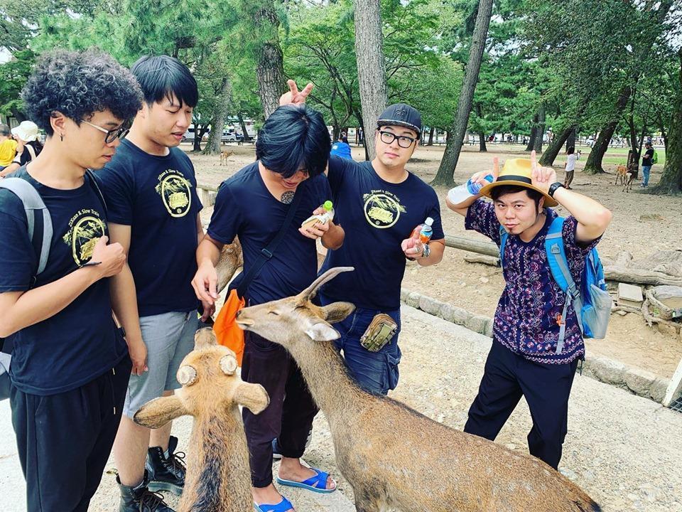 黃子軒與山平快抵達奈良後,趁空檔開啟觀光客模式,團員們很興奮去餵鹿。(翻攝自黃子軒與山平快臉書)