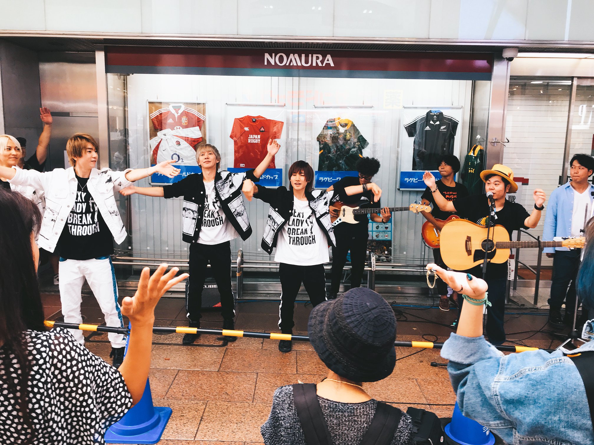 黃子軒與山平快與日本友團break through在神戶三宮商店街演出。（翻攝自黃子軒與山平快臉書）