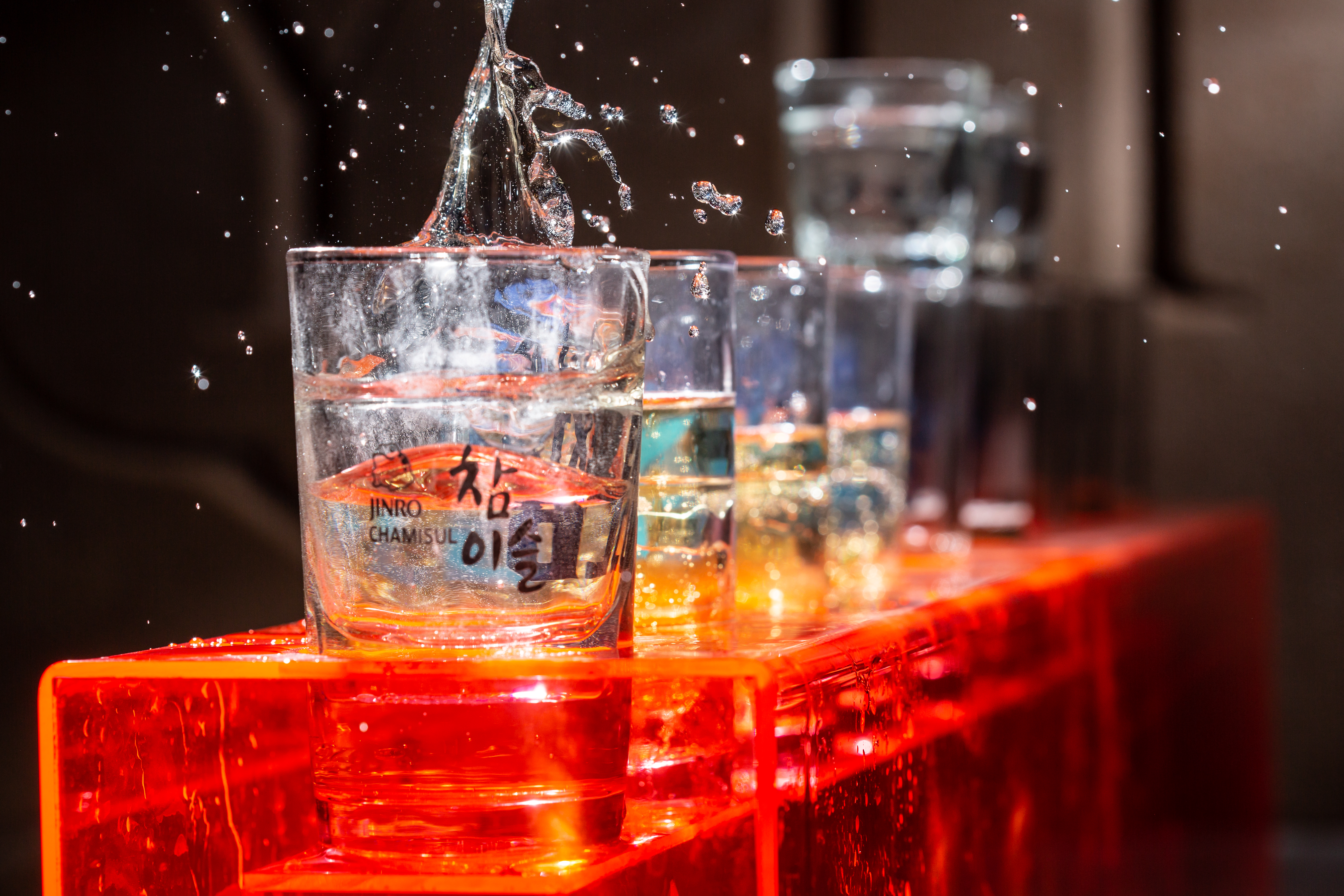 把真露投入啤酒杯中的「燒啤Party Set」，是最經典的韓國炸彈酒喝法之一。（1,000元／套）