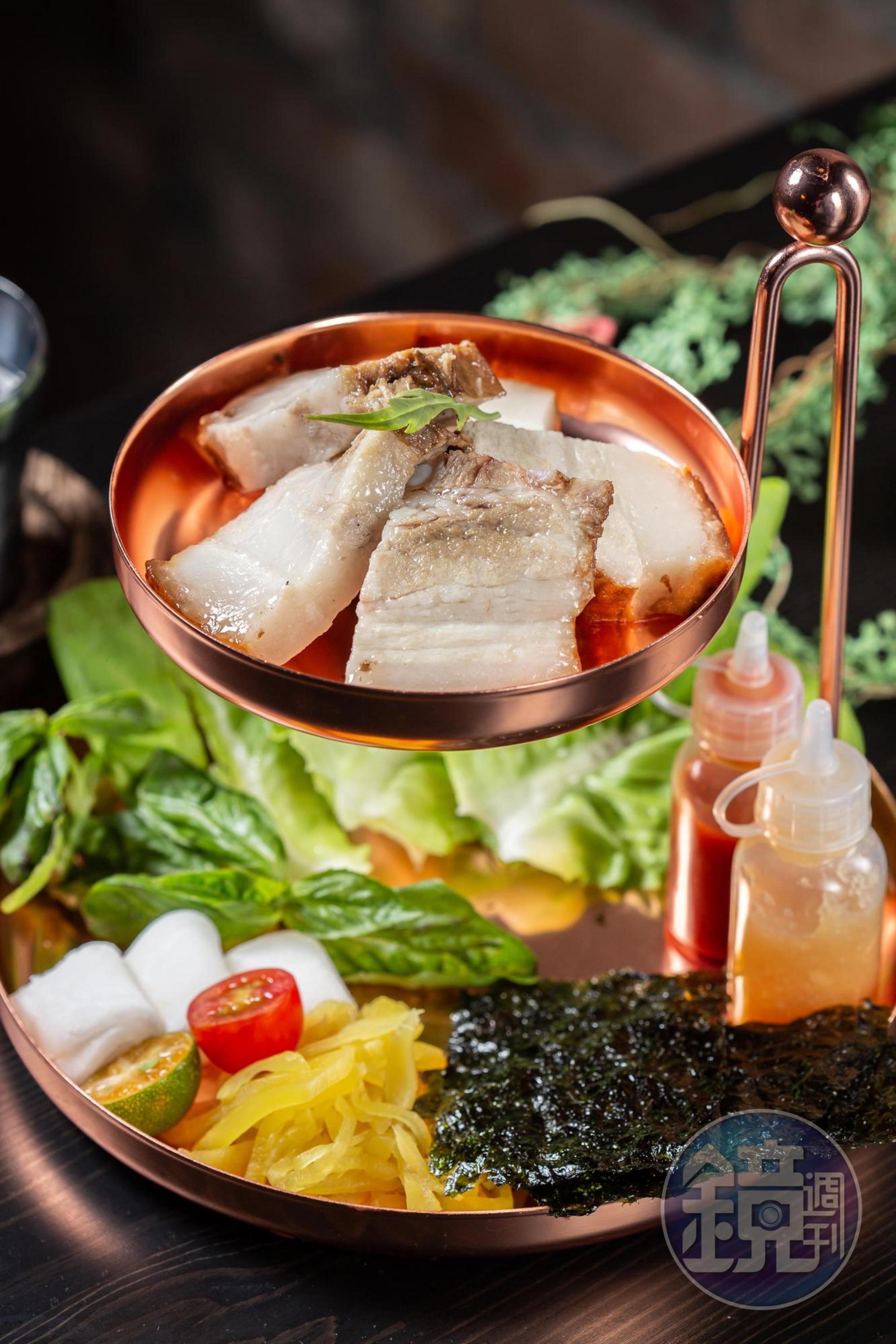 「奶奶菜包肉2.0」五花肉搭配麻糬和蜂蜜蒜醬，捲在生菜裡，大口過癮，沒空管形象。（350元／份）
