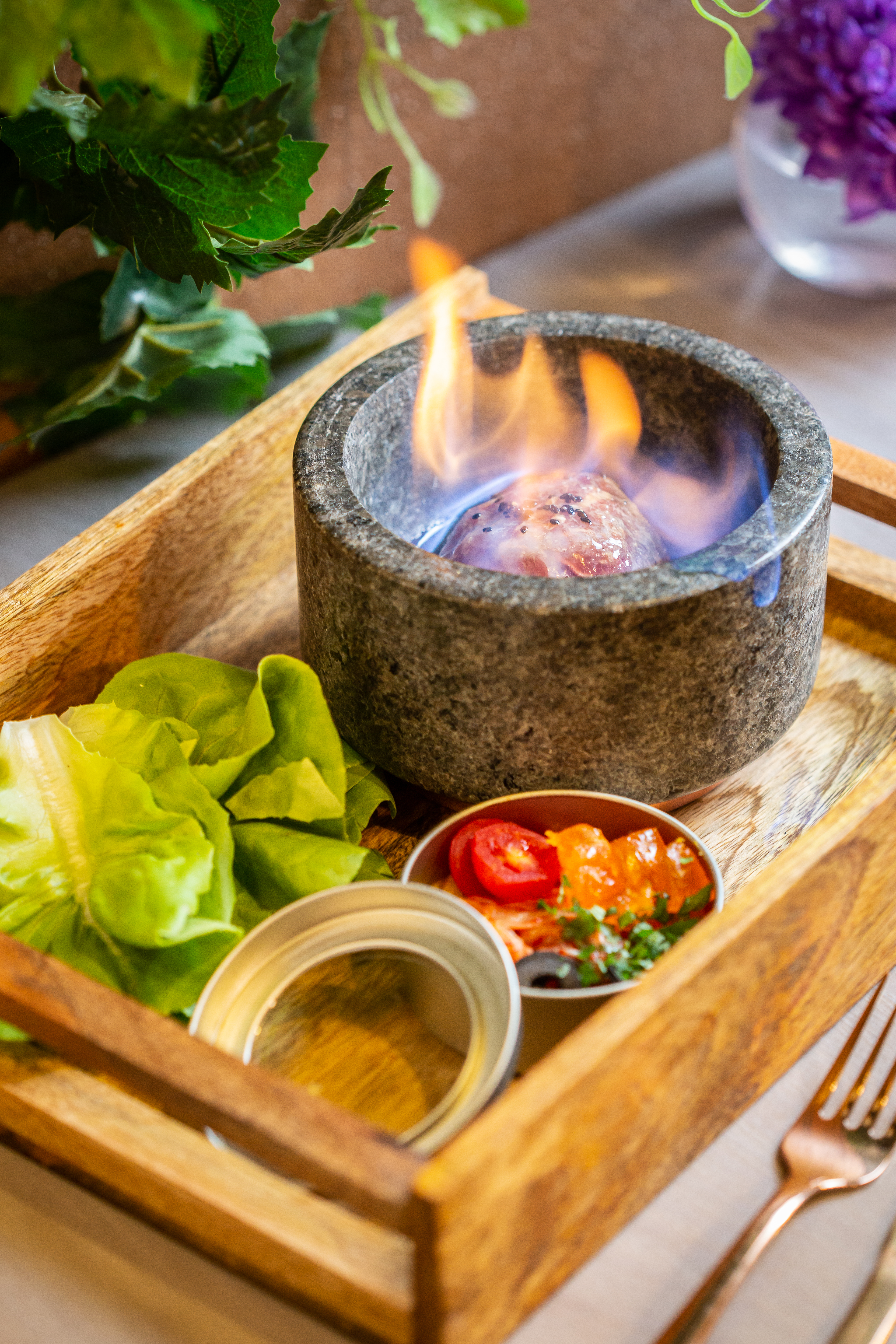 「韓國白松露」解構韓式烤牛肉，肉裡包著泡菜冰球，淋上生命之水點火，成為餐桌焦點。（330元／份）