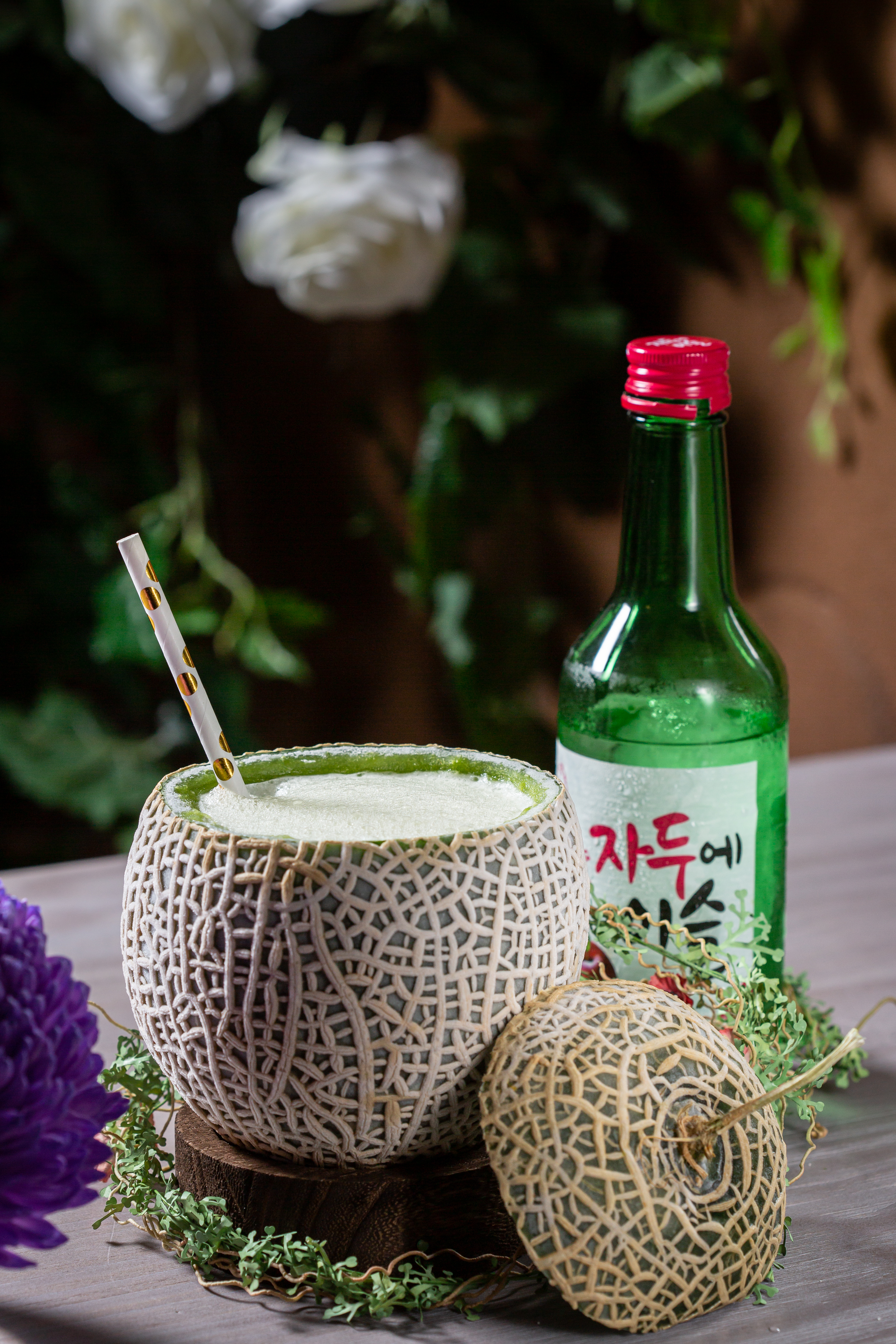 「迷你哈密瓜燒酒」以哈蜜瓜甜香彰顯燒酒清甜。（300元／杯）