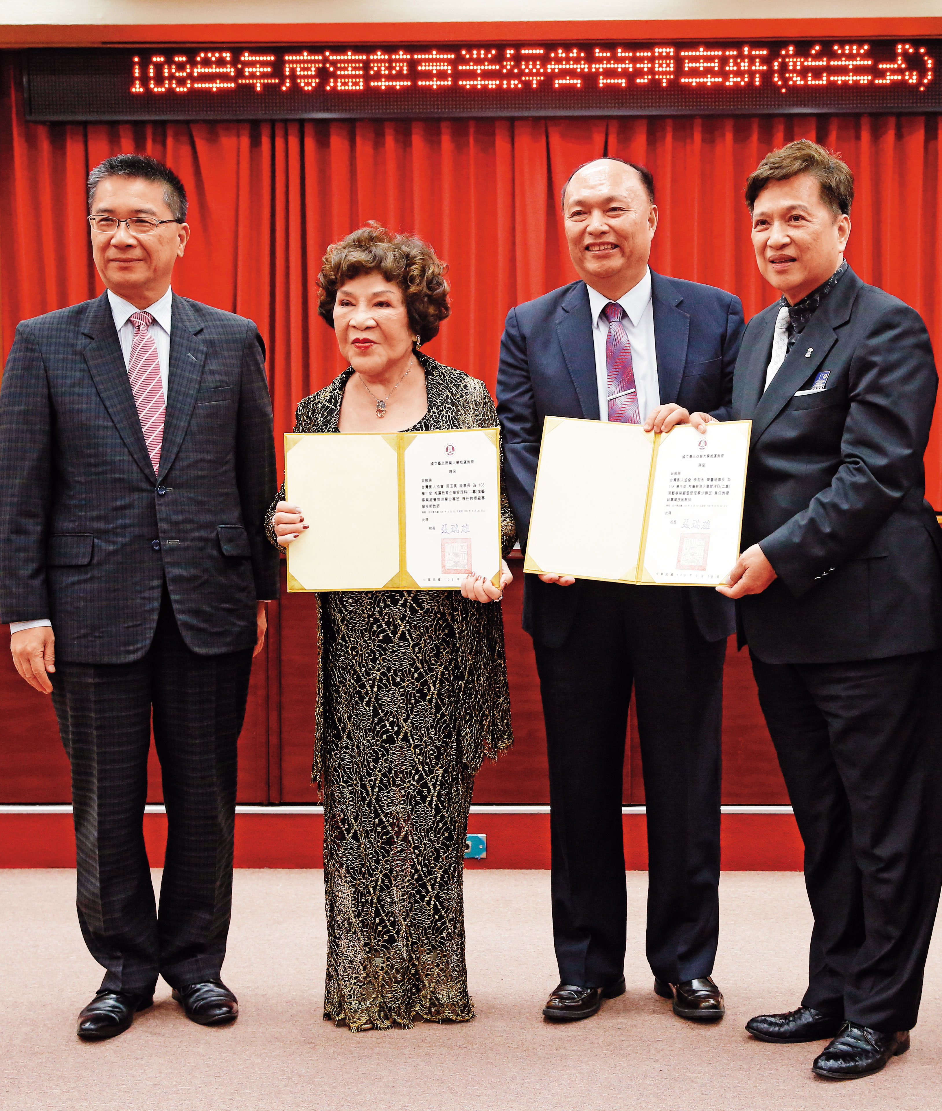 張瑞雄（右二）善於經營人脈，還在學校開辦演藝專班，並找來名製作人周遊（左二）、李朝永（右一）夫妻授課。