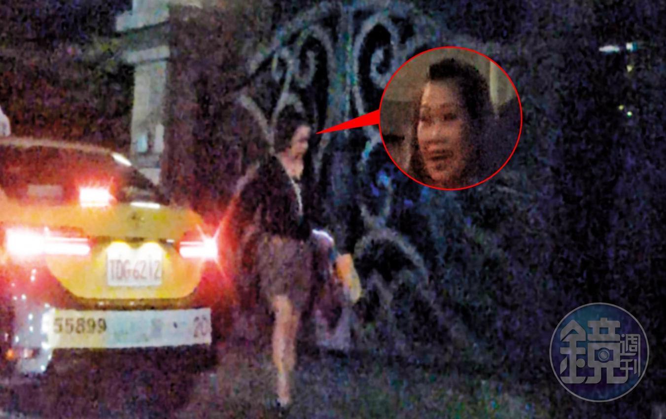 張瑞雄和疑似現任妻子的熟女共同搭計程車回到新北市新莊區豪宅。