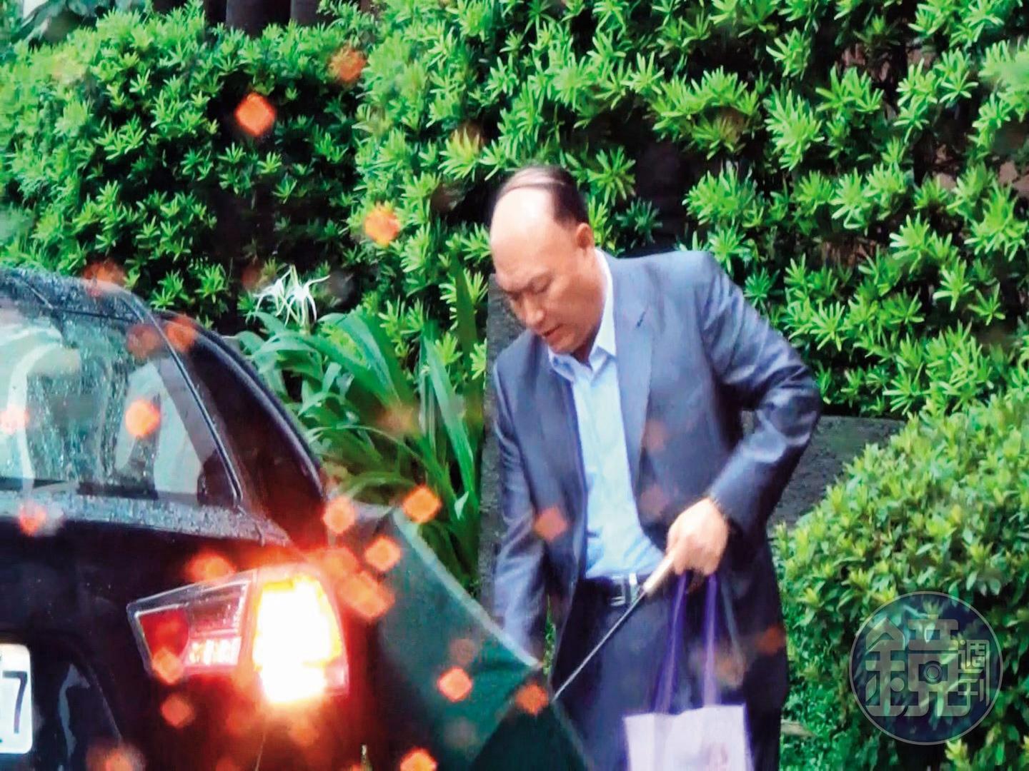 張瑞雄平日搭乘學校配發的公務車，往返學校及新莊豪宅。