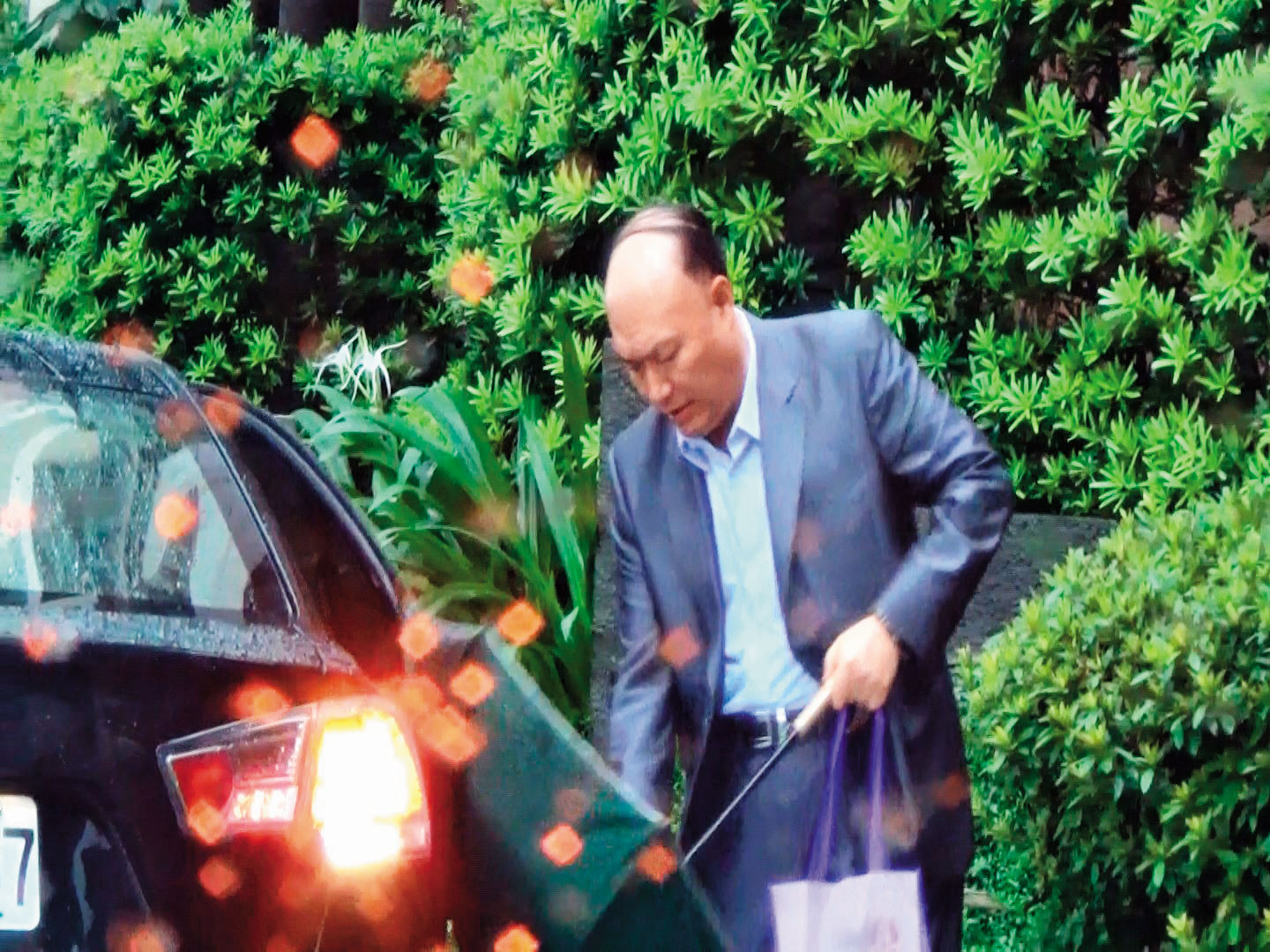 張瑞雄平日搭乘學校配發的公務車，往返學校及新莊豪宅。