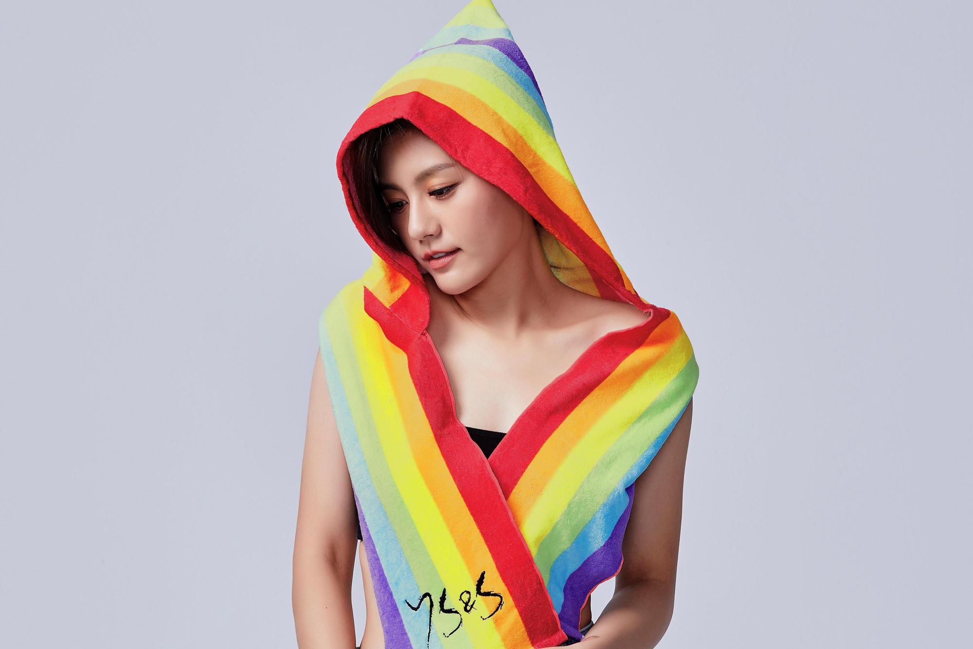 小蠻與男友邵翔推出自有服飾品牌。（7527提供）