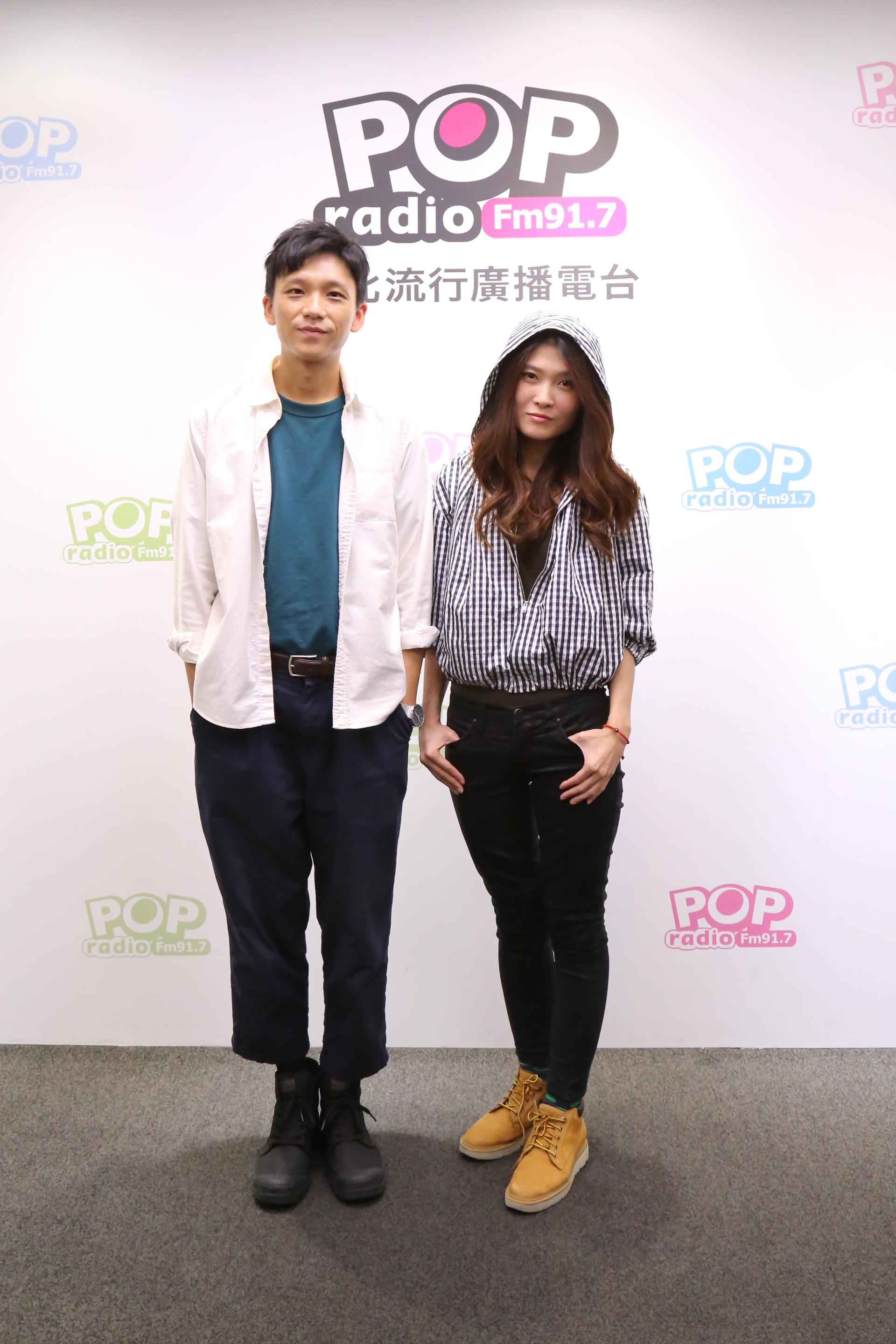 麥曦茵(右)導戲時非常理性,他習慣透過說故事方式讓演員理解角色應如何呈現。(POP Radio提供)