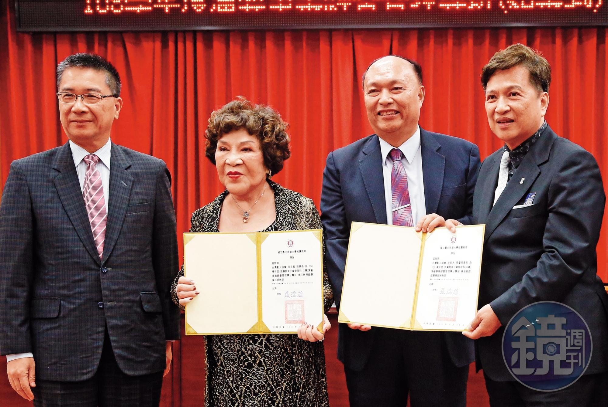 張瑞雄(右二)善於經營人脈,還在學校開辦演藝專班,並找來名製作人周遊(左二)、李朝永(右一)夫妻授課。