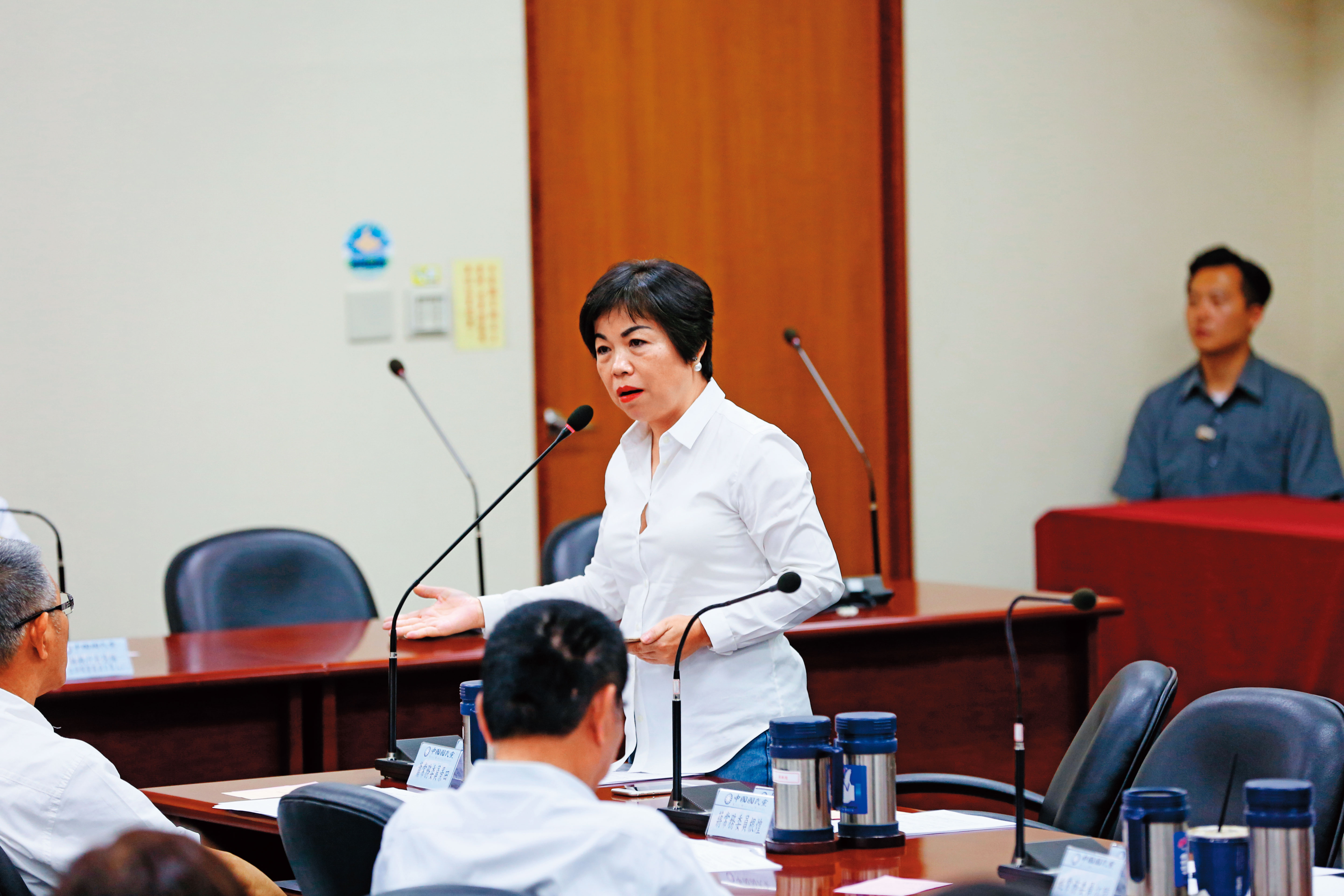 上屆選舉意外落馬的楊瓊瓔，基層實力仍未散去，以台中副市長身分勤走基層。