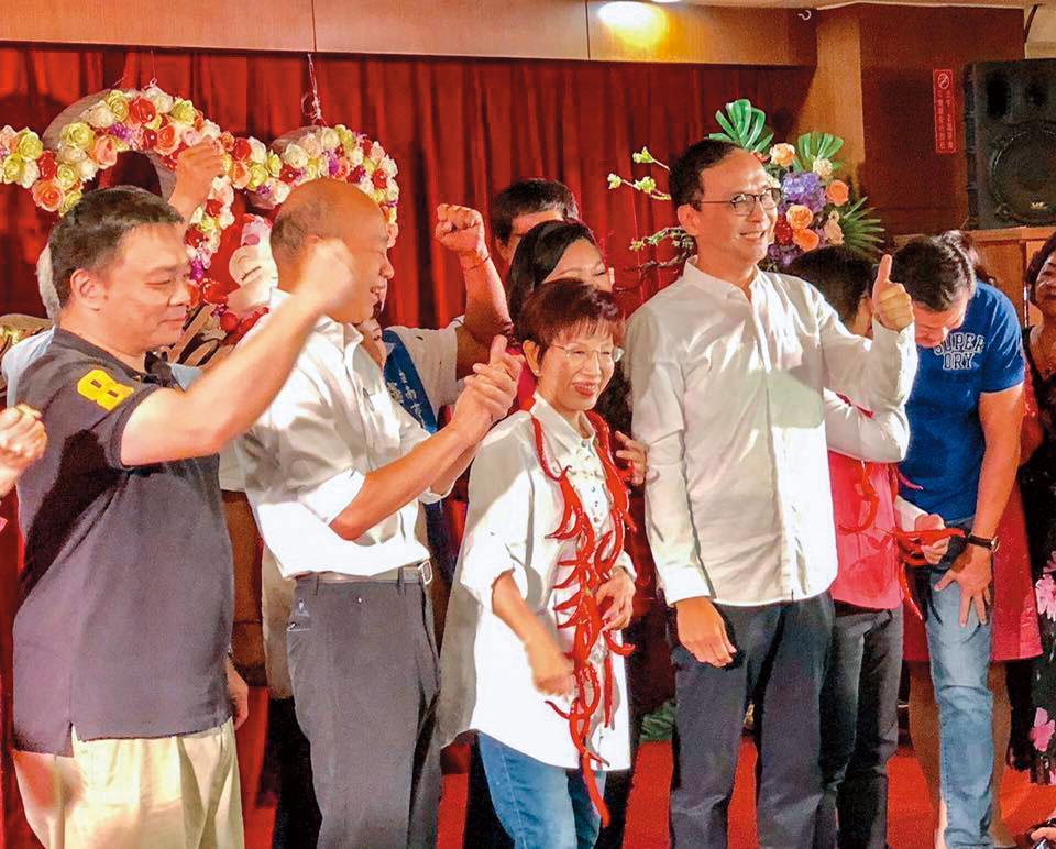 洪秀柱投入台南艱困選區參戰,不僅帶動南部選情,也意外促成韓朱同台,展現黨內團結。(翻攝朱立倫臉書)
