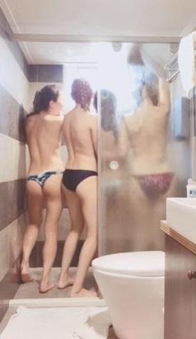 朱禹潔和好姐妹共浴。(翻攝自朱禹潔IG)