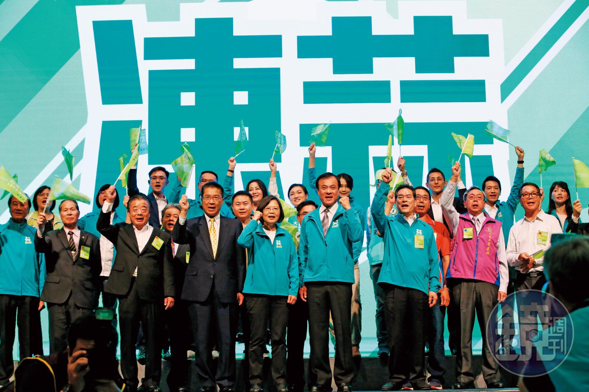 總統蔡英文的民調穩定領先國民黨候選人韓國瑜,22日後援會成立大會中,蔡與雙北立委候選人合體,希望拉抬國會選情。
