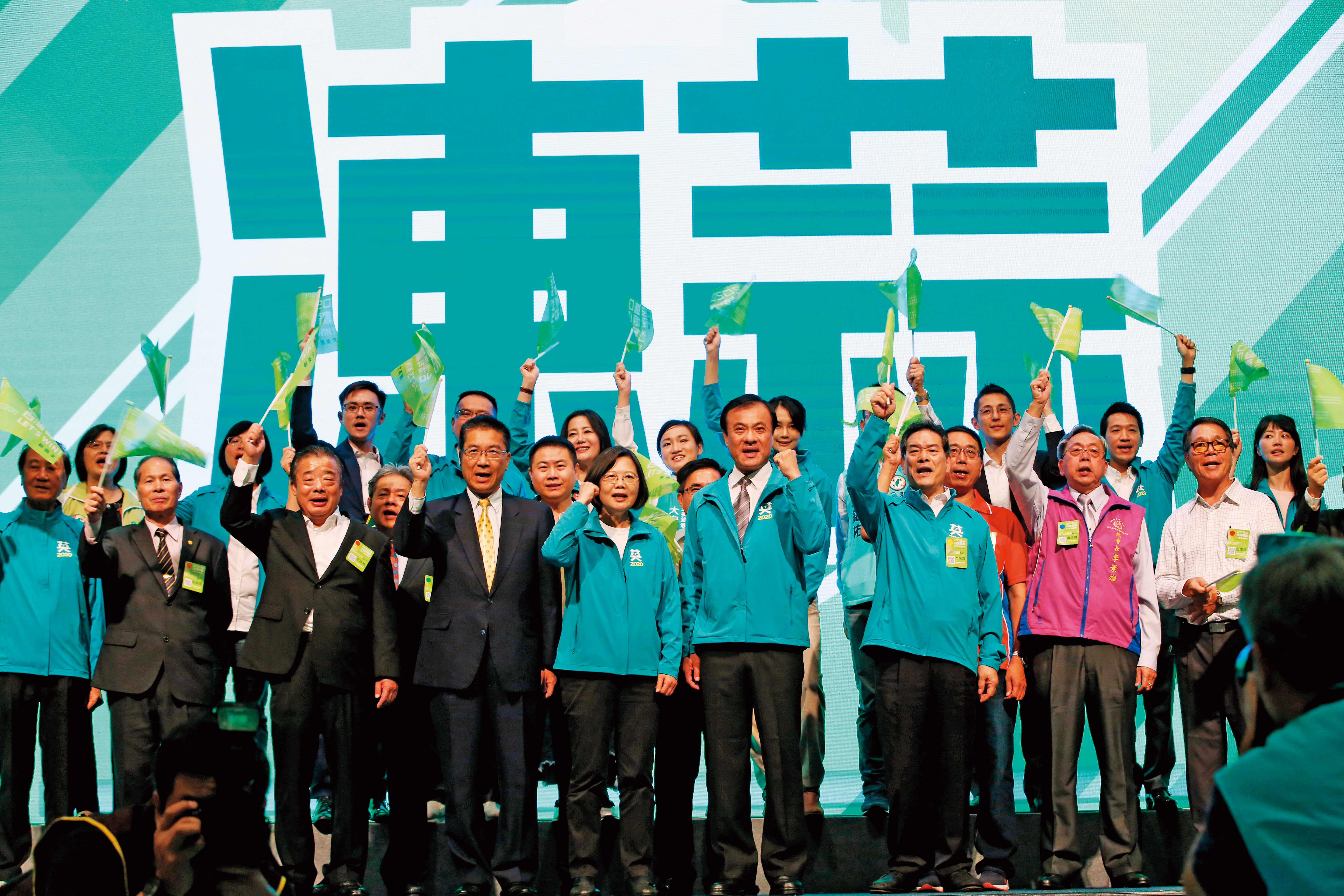 總統蔡英文的民調穩定領先國民黨候選人韓國瑜，22日後援會成立大會中，蔡與雙北立委候選人合體，希望拉抬國會選情。