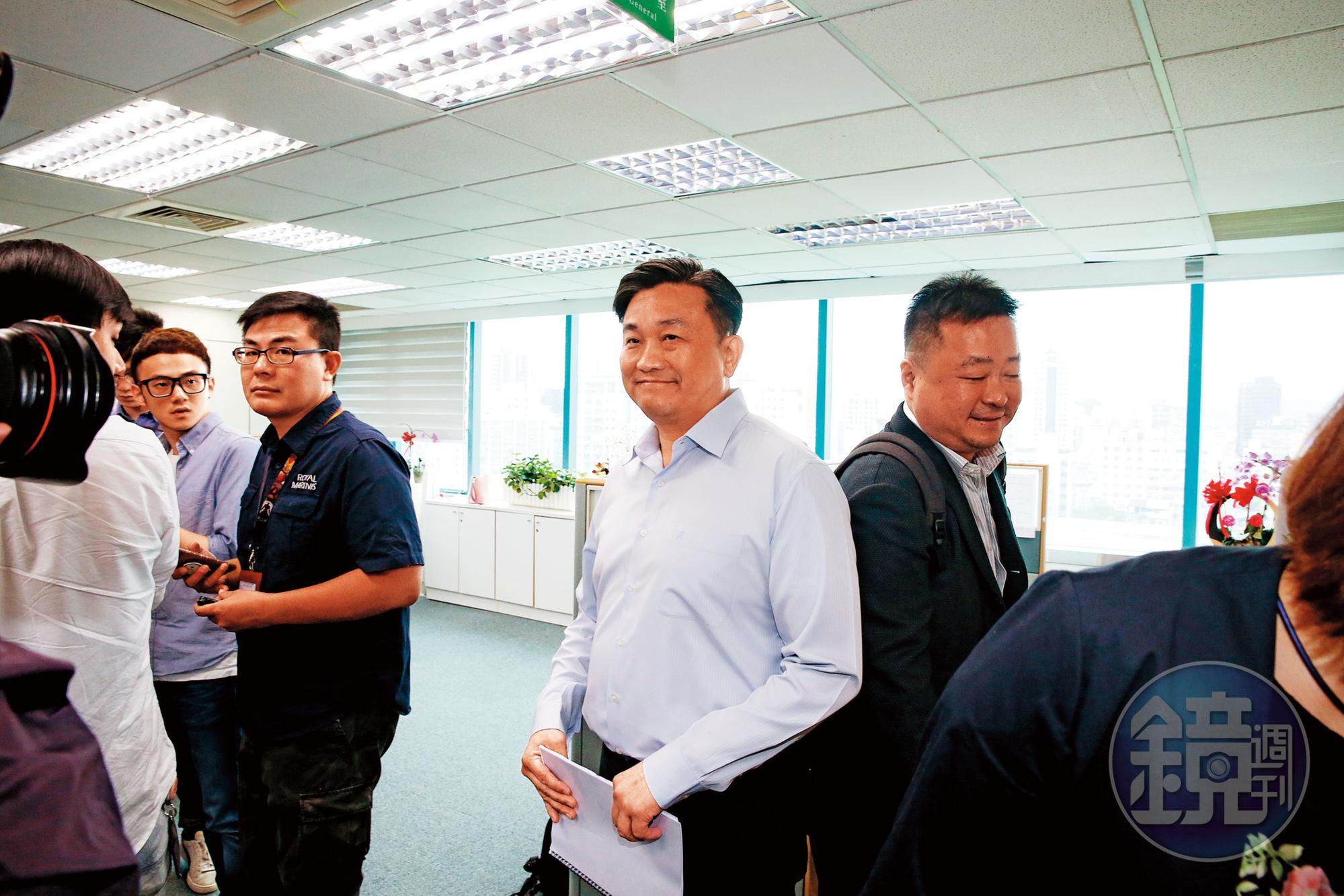 王定宇(白衣者)上屆以全台第一高票當選立委,這次面對洪秀柱元帥親征來勢洶洶。