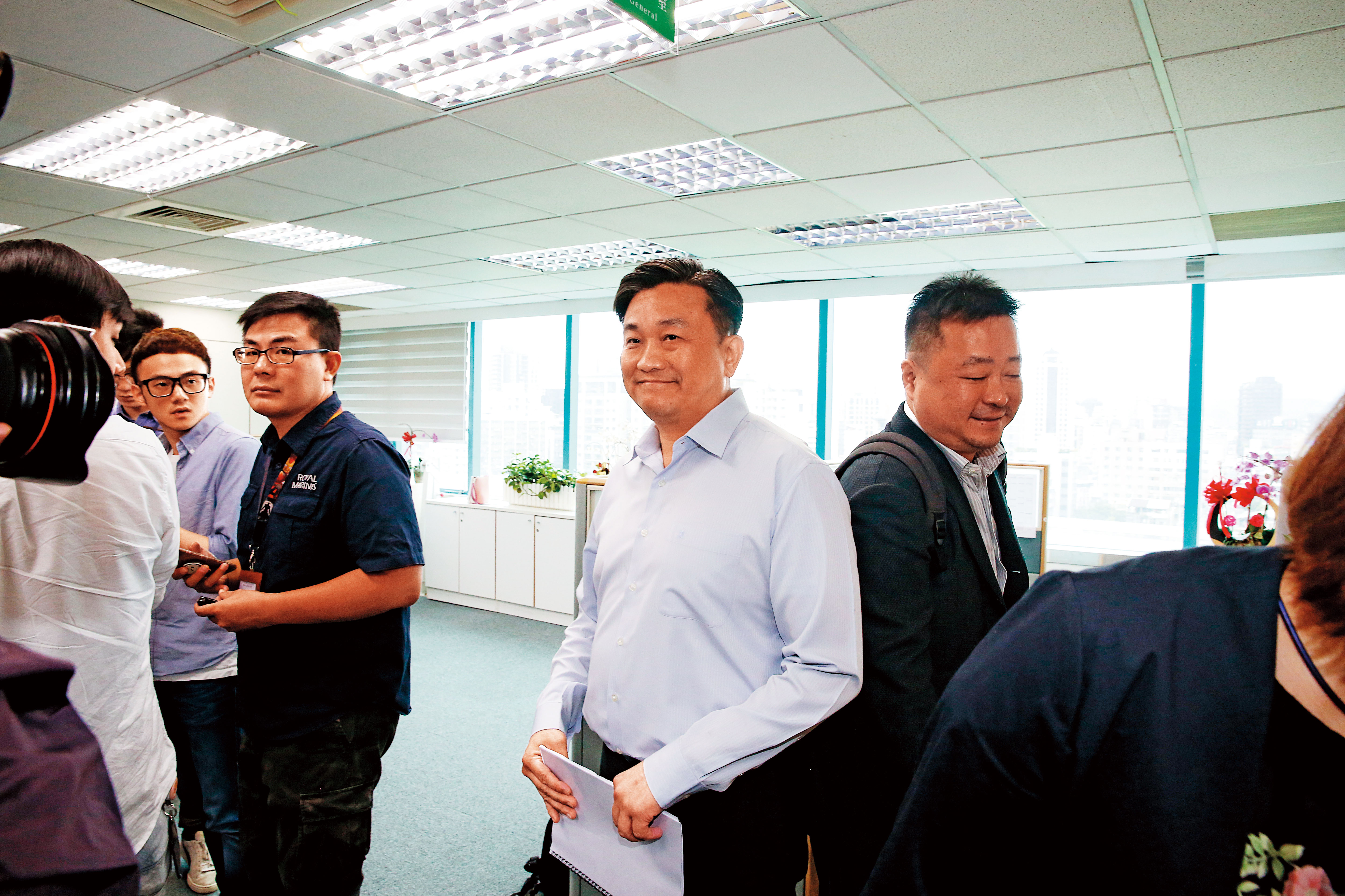 王定宇（白衣者）上屆以全台第一高票當選立委，這次面對洪秀柱元帥親征來勢洶洶。