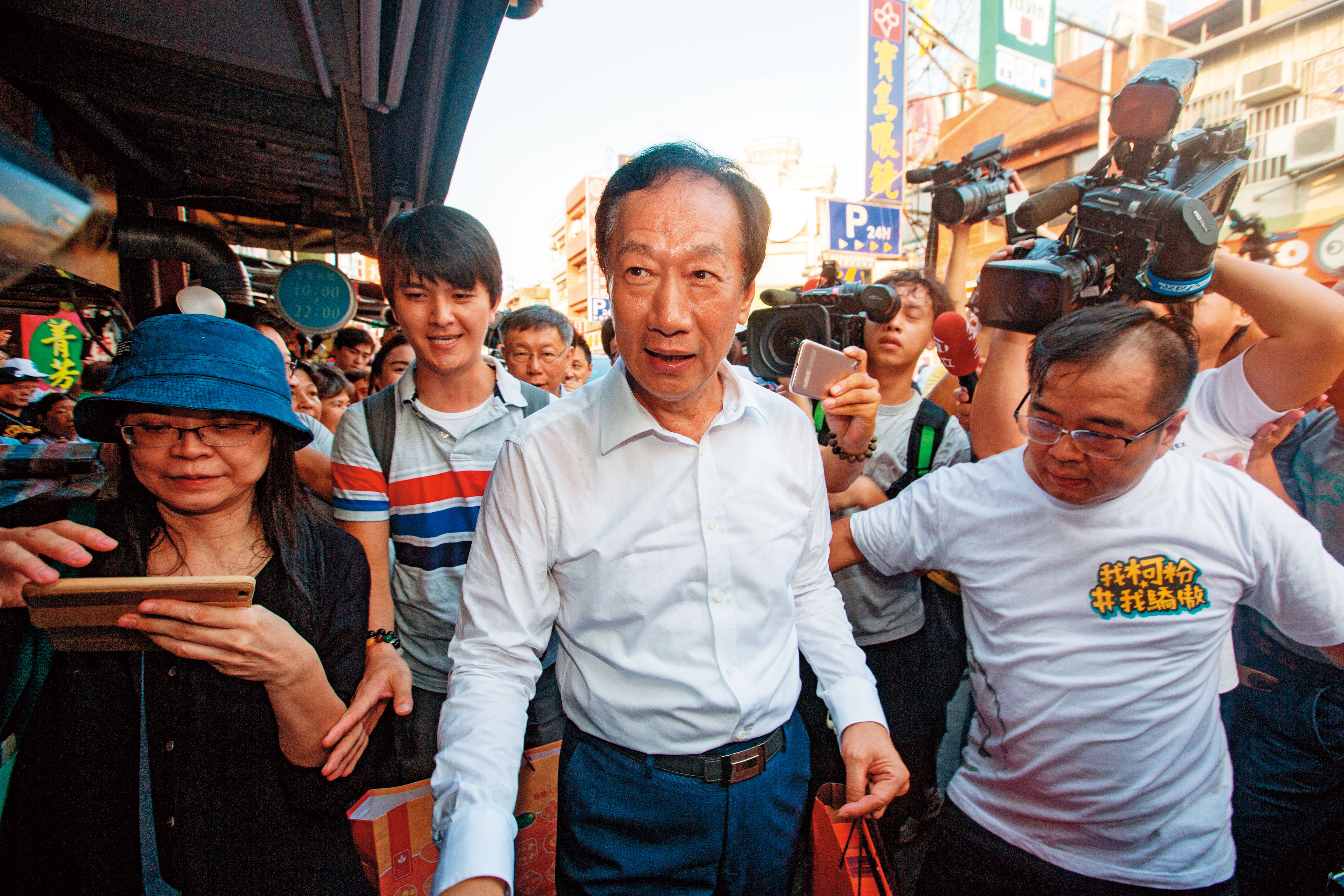 郭台銘退出總統選舉後，挺郭支持者是否願意轉投韓國瑜，將是藍營在五五波選區能否翻盤的關鍵。
