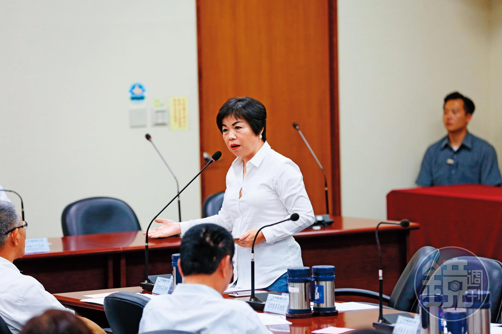 上屆選舉意外落馬的楊瓊瓔,基層實力仍未散去,以台中副市長身分勤走基層。
