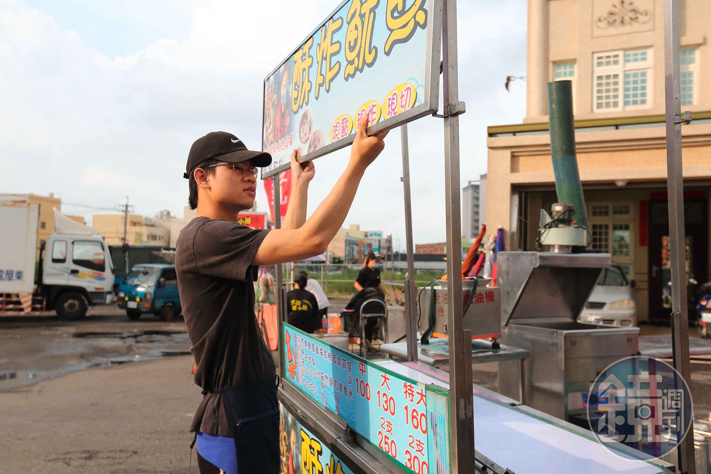 兒子廖浚憲（圖）白天有正職工作，下班後會直接到夜市攤位幫忙母親。