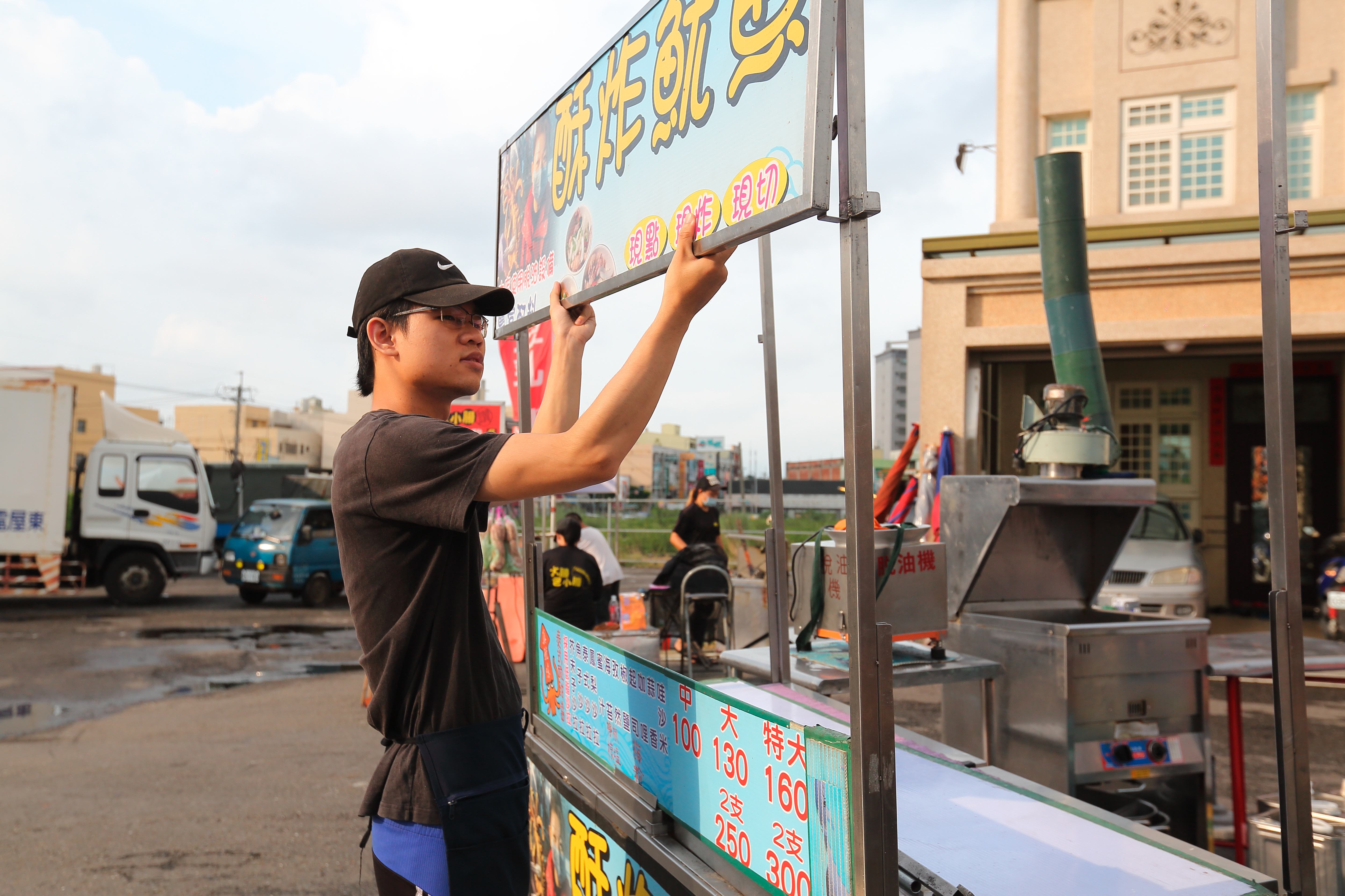 兒子廖浚憲（圖）白天有正職工作，下班後會直接到夜市攤位幫忙母親。