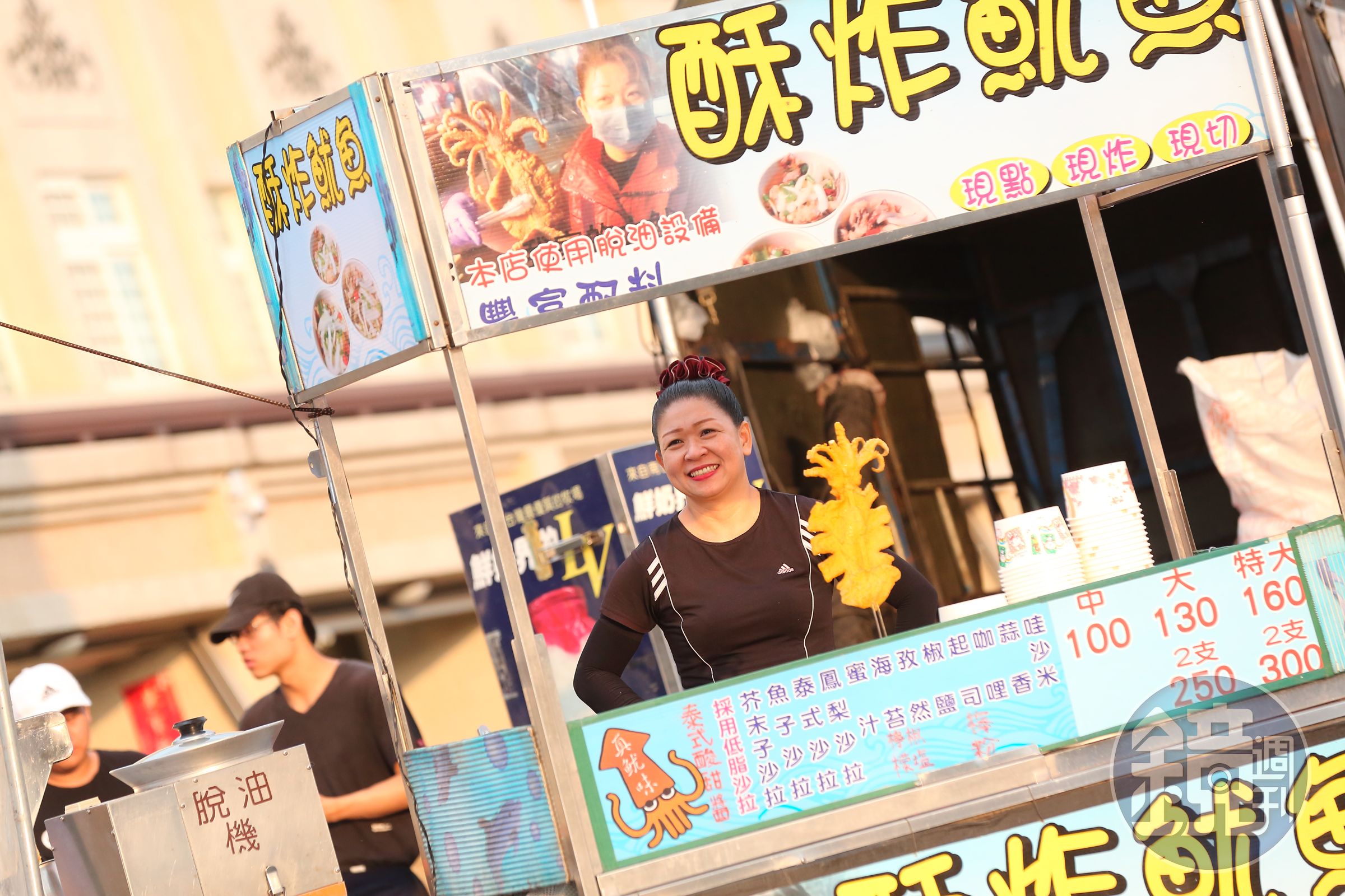 走過離婚、負債、棲身之所遭法拍等低潮，許宴庭為母則強，靠賣酥炸魷魚闖出一片天。