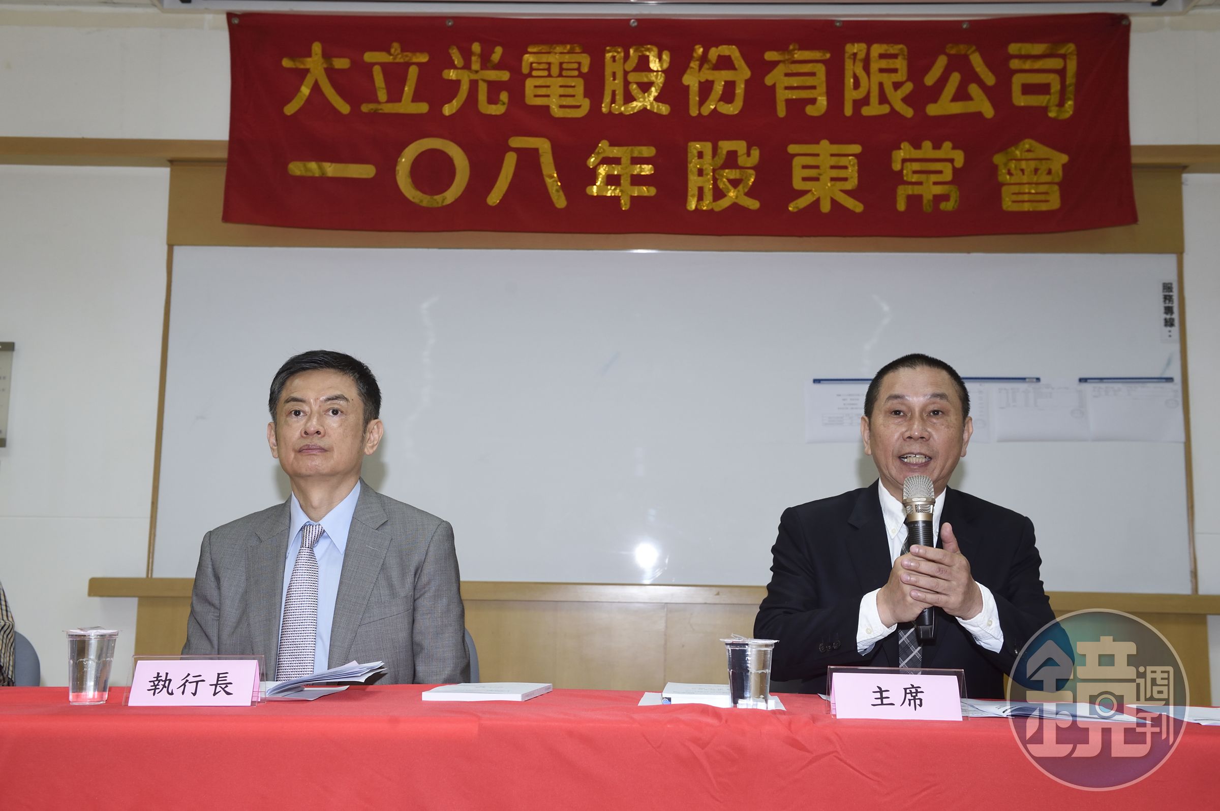 大立光將董事長林恩舟（右）等人的股票鎖在控股公司當中，維持高股價。