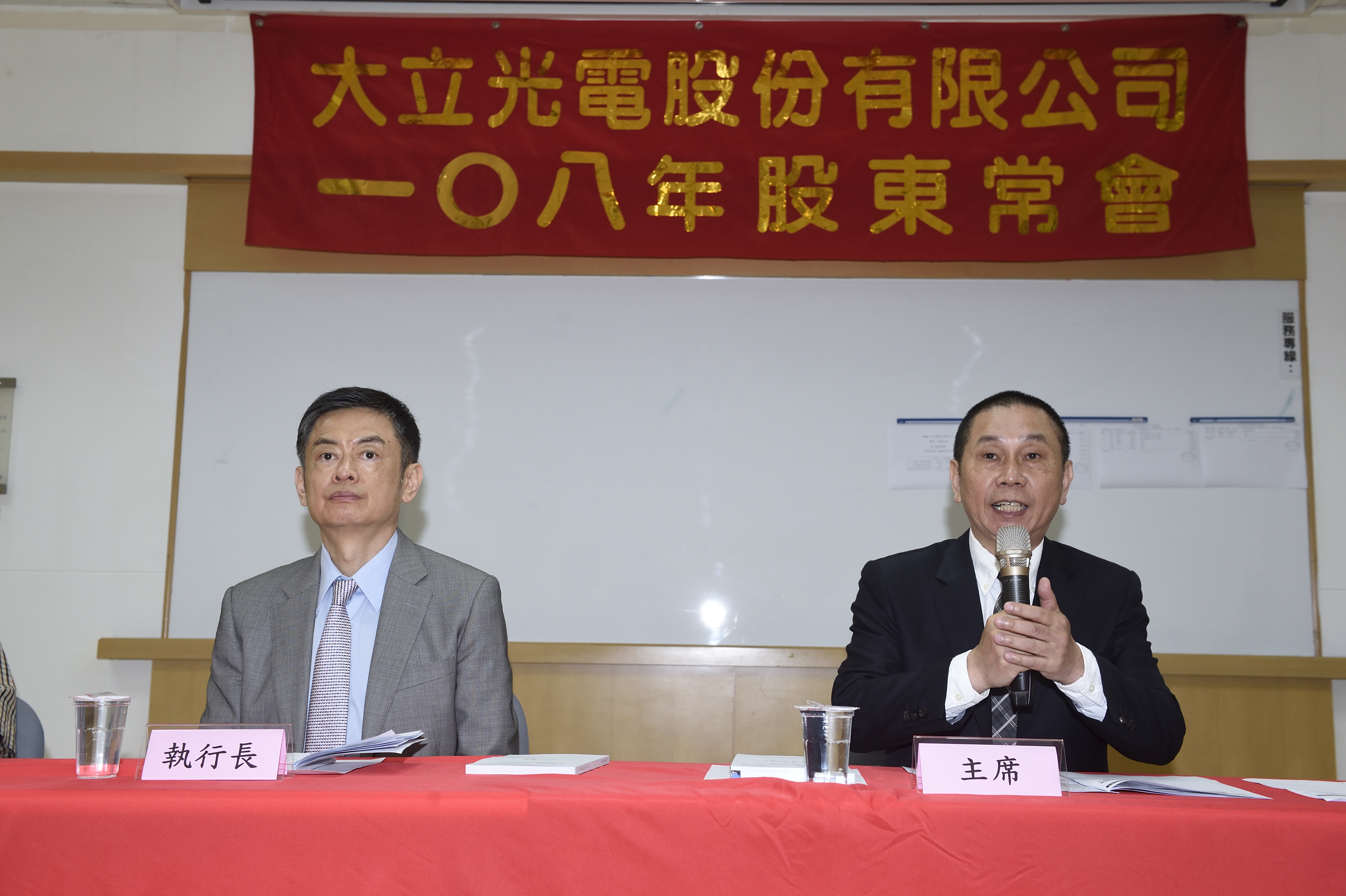 大立光將董事長林恩舟（右）等人的股票鎖在控股公司當中，維持高股價。