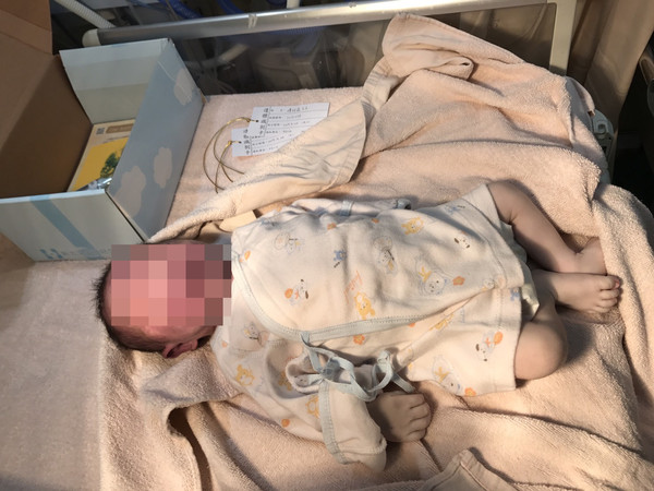 黃姓醫師緊急剖腹產將嬰兒取出,產婦則大量出血陷入昏迷,雙雙緊急送醫搶救,最終男嬰臉色發黑回天乏術,產婦仍在加護病房搶救當中。(翻攝畫面)