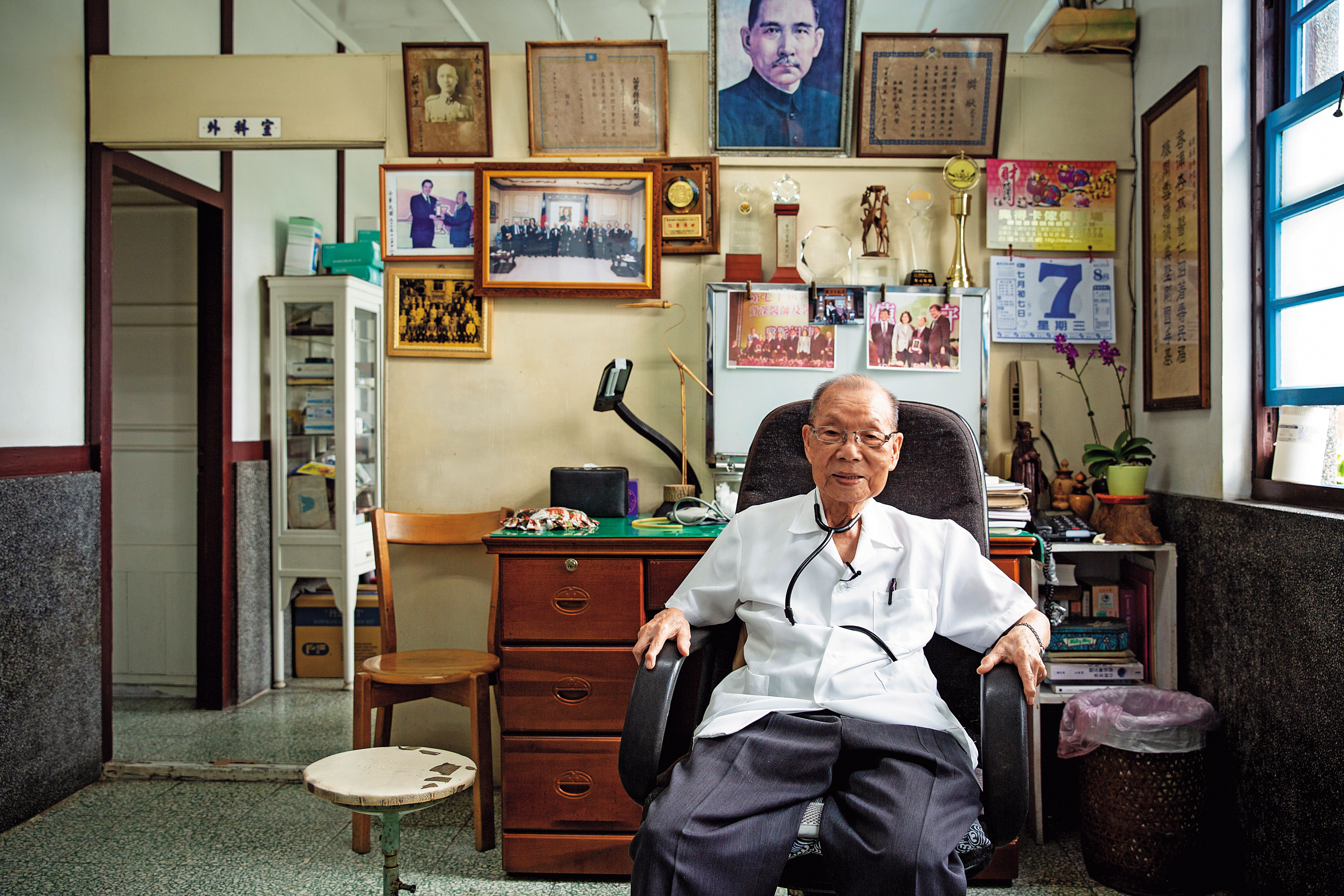 99歲的傳奇小鎮醫師謝春梅昨日安詳離開人世，離世的半個月前，他都還在替村民看診。