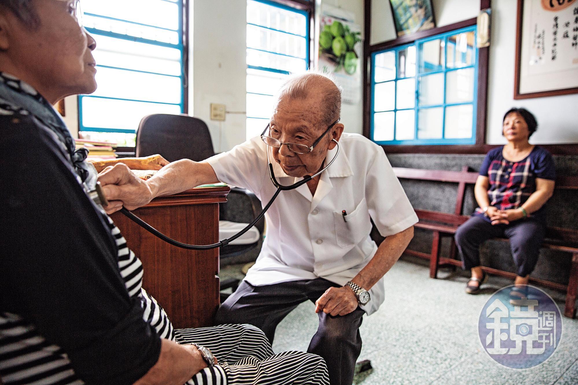 Patients continue to visit her old clinic. The person on the right waiting for treatment is Zhou Yue-lan, who was once close to death due to a difficult birth.