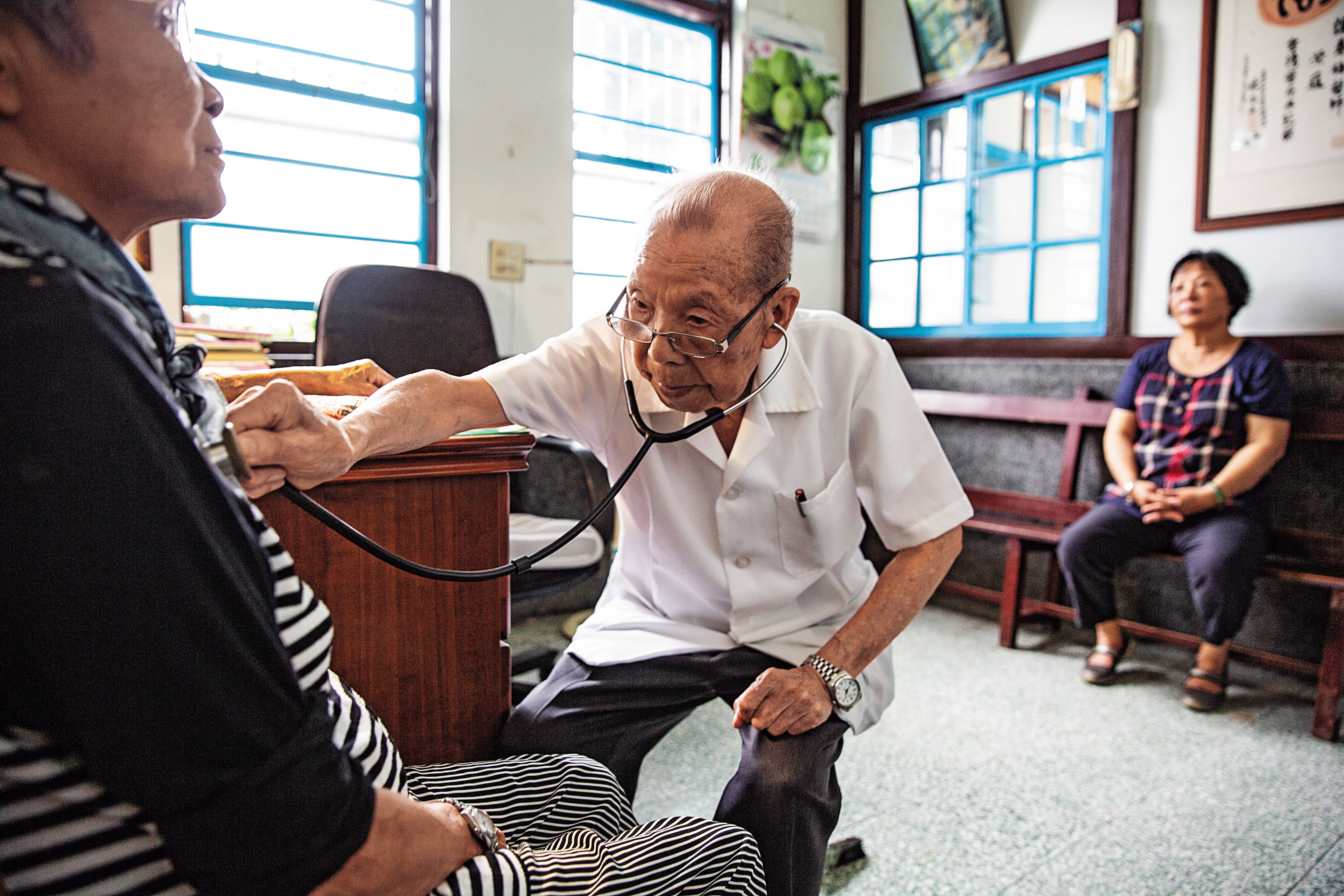 老診所至今病患不斷。右方候診者是曾經差點因難產而致命的周月蘭。