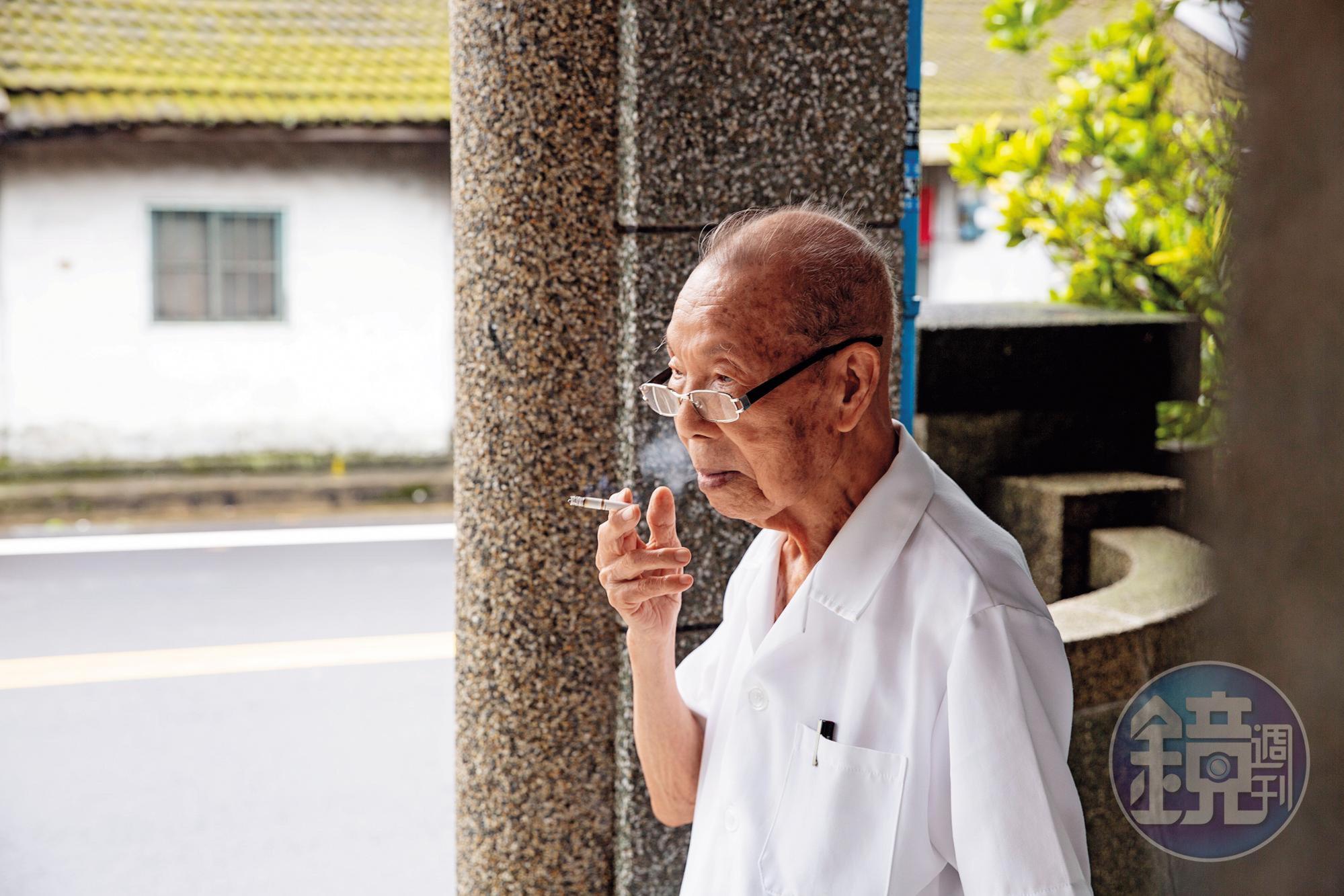 Xie Chun-mei jokes that he only has one bad habit in life, smoking, which he has been doing for 80 years.