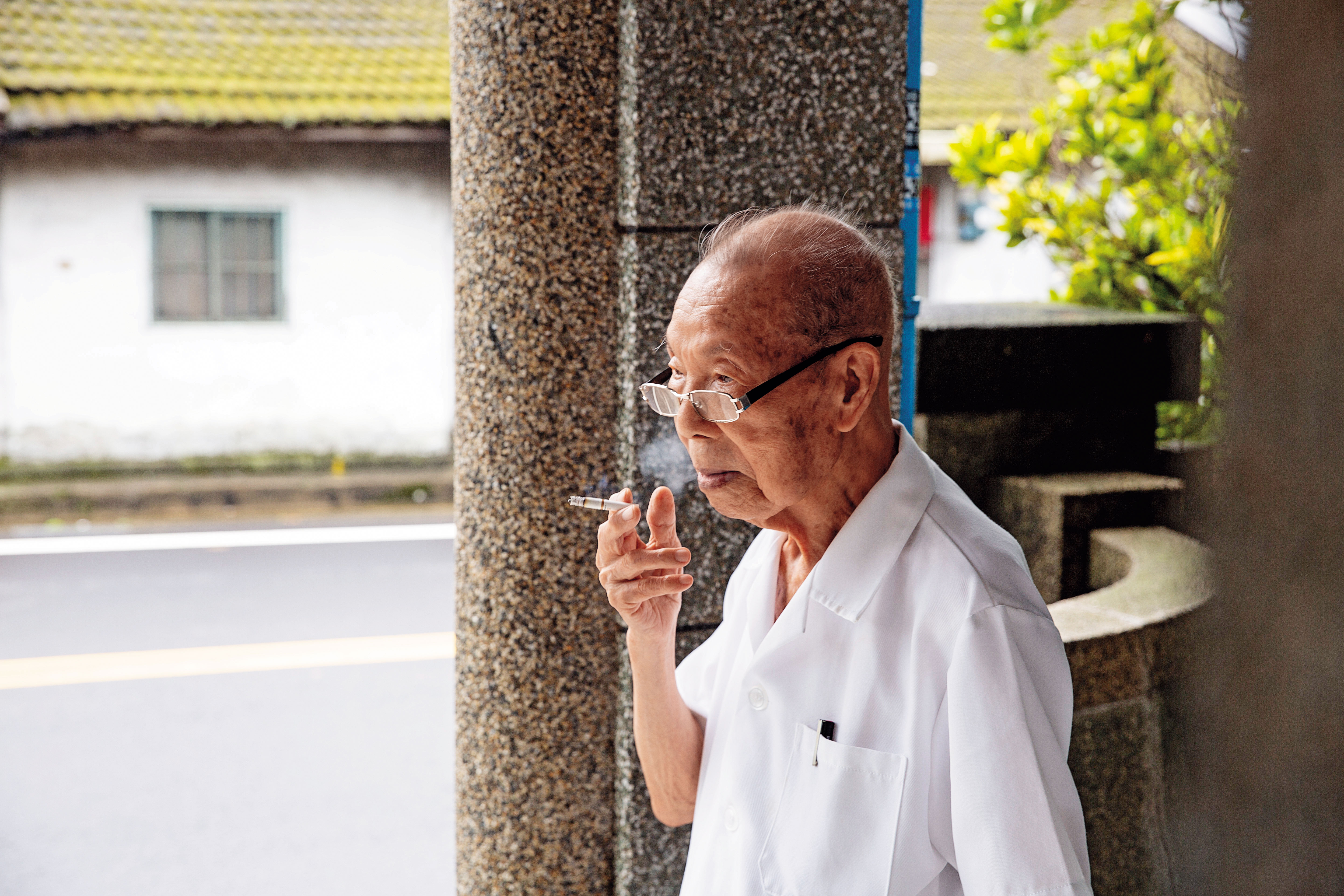 謝春梅18歲抽菸至今80年，抽的還是濃濃的黃長壽。