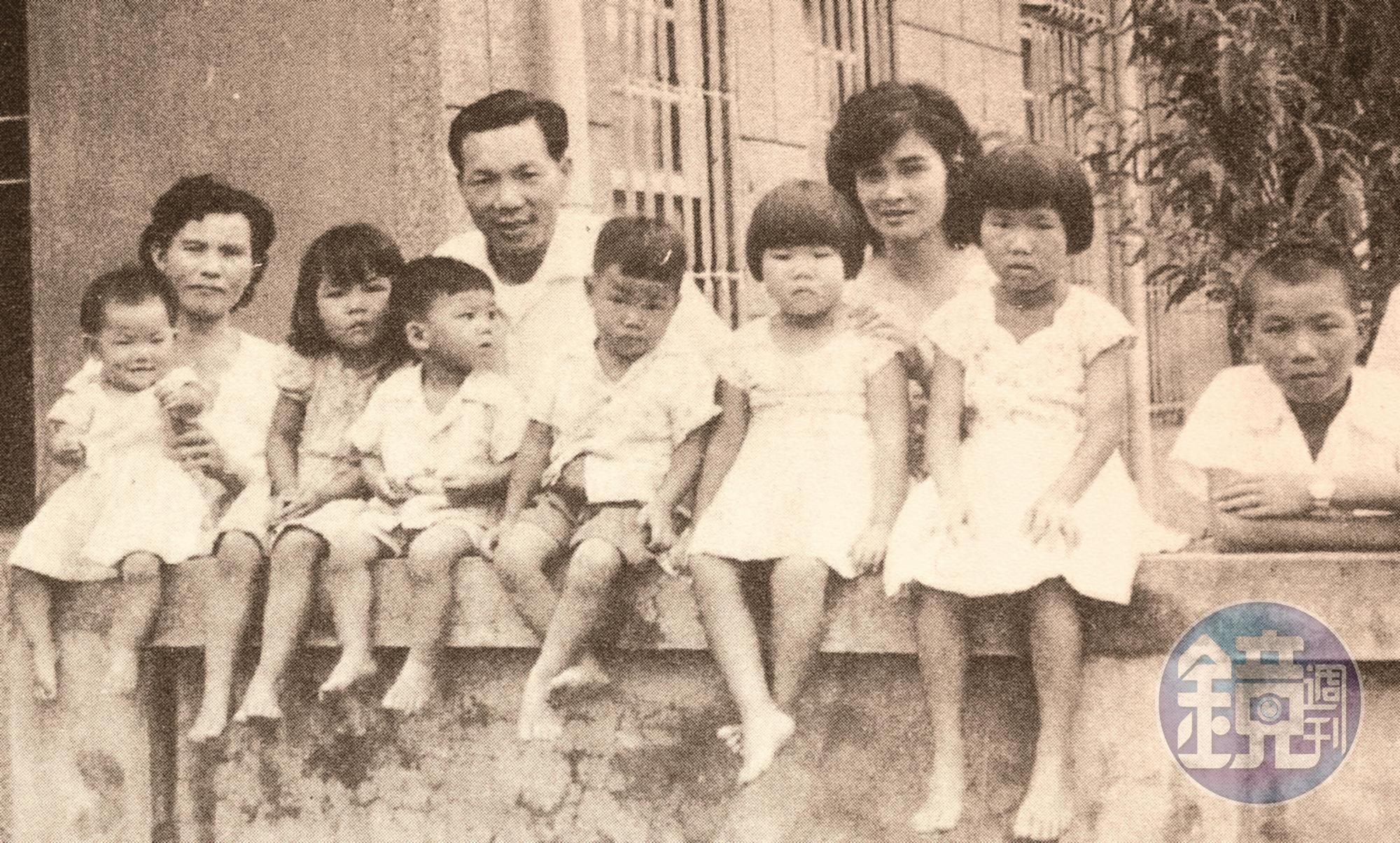 Xie Chun-mei with her two wives and children, taken in the 1950s.（Provided by Xie Chun-mei）