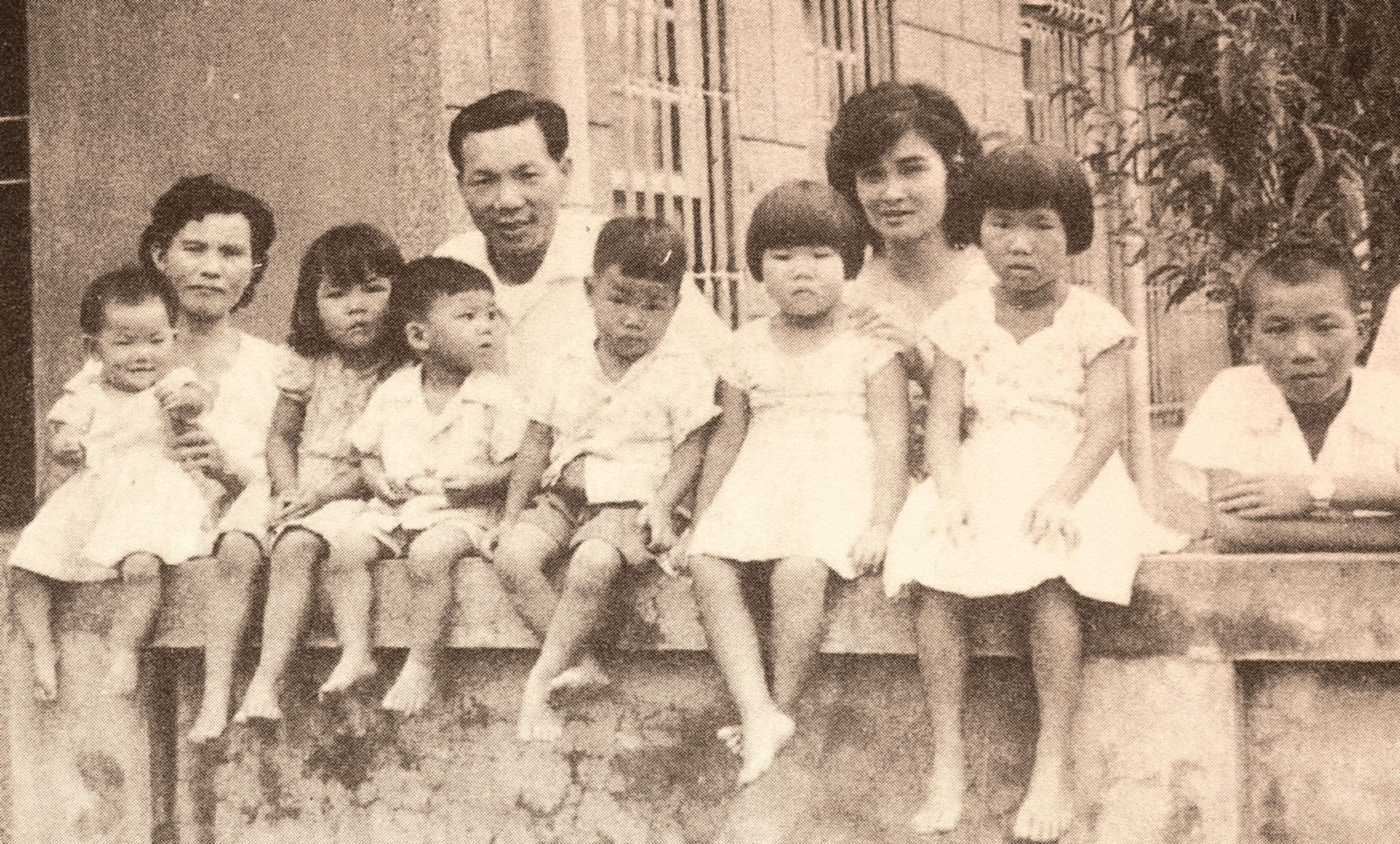 Xie Chun-mei with her two wives and children, taken in the 1950s.（Provided by Xie Chun-mei）