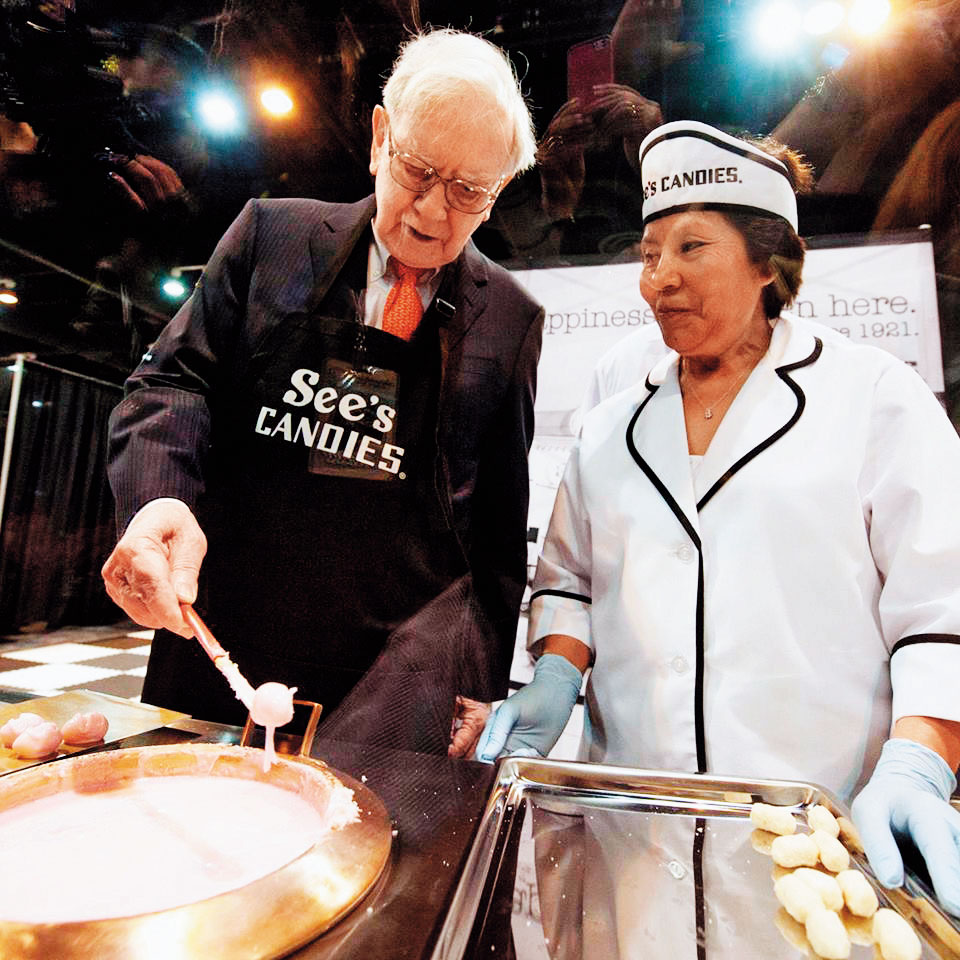 戴成霖曾在巴菲特（左）的子公司時思糖果擔任財務部主管，近距離學習股神投資精髓。（翻攝自See's candies臉書）