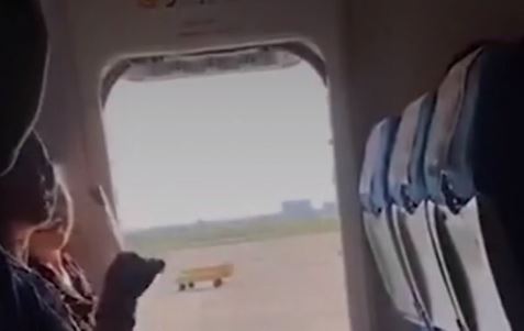 空姐才剛提醒大媽，她馬上伸手開逃生門。（翻攝自網路）