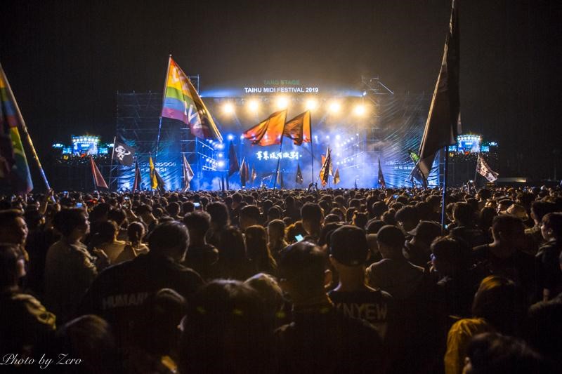 草東沒有派對今年受中國大陸太湖「迷笛音樂節」邀請演出，滿滿人潮齊唱〈大風吹〉〈山海〉。（迷笛提供）