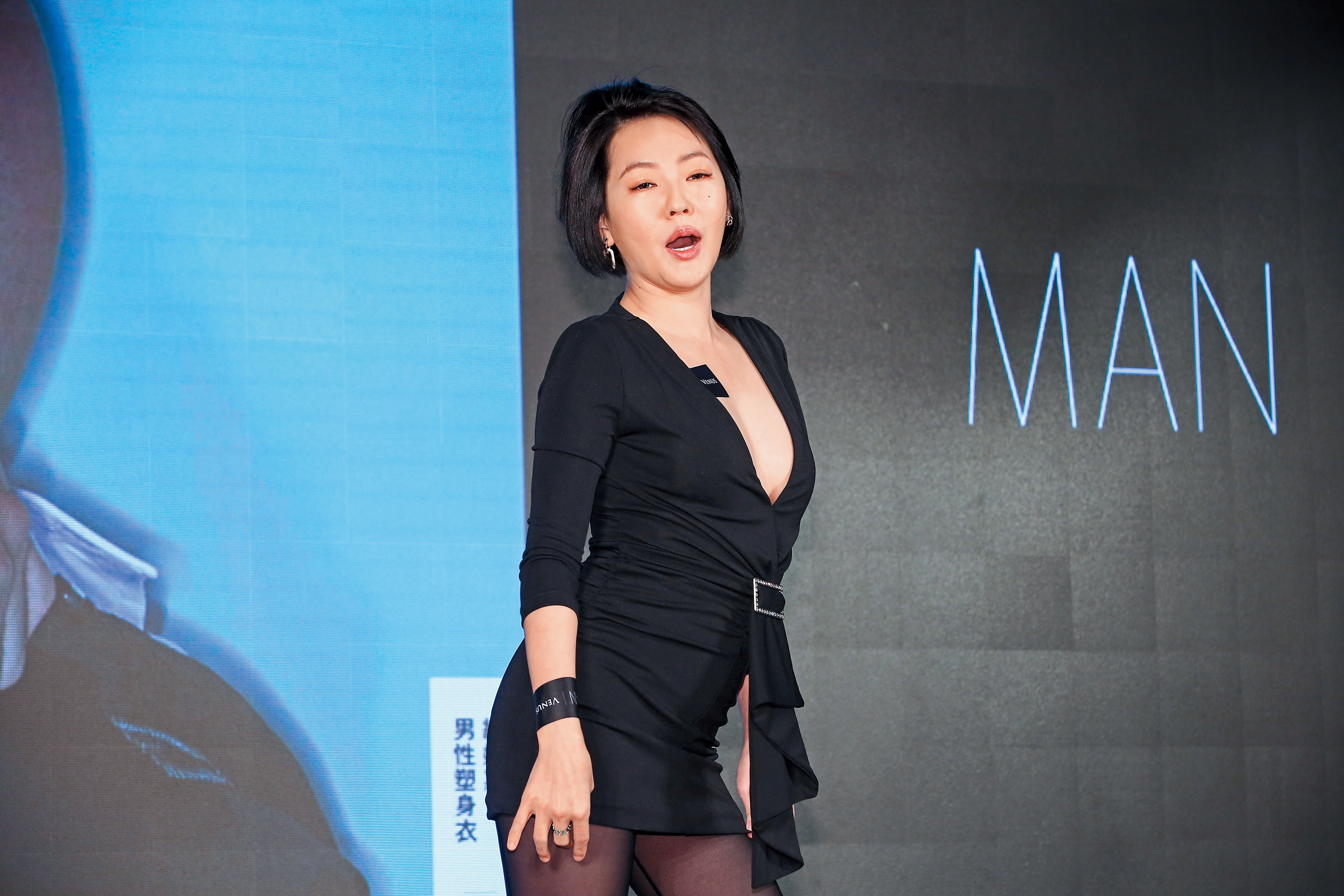 小S當天沒擠溝，除了走袒胸路線，也極力護航她的閨密范瑋琪。