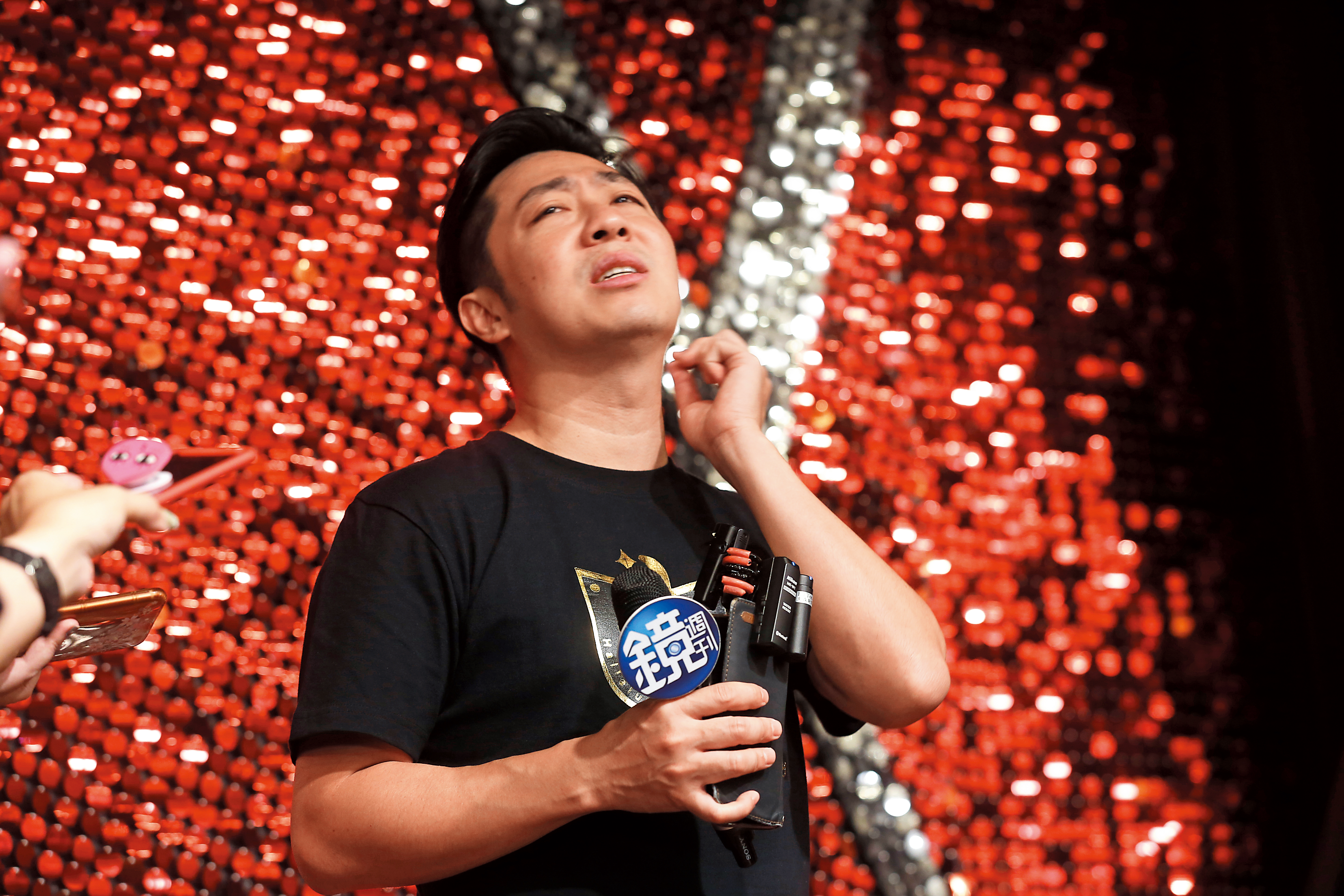 《鏡週刊》以「鏡」為名，務求反映事實、時代與人性，一直與艾成並肩，挖掘「馬王祕會」，鏡往開來。