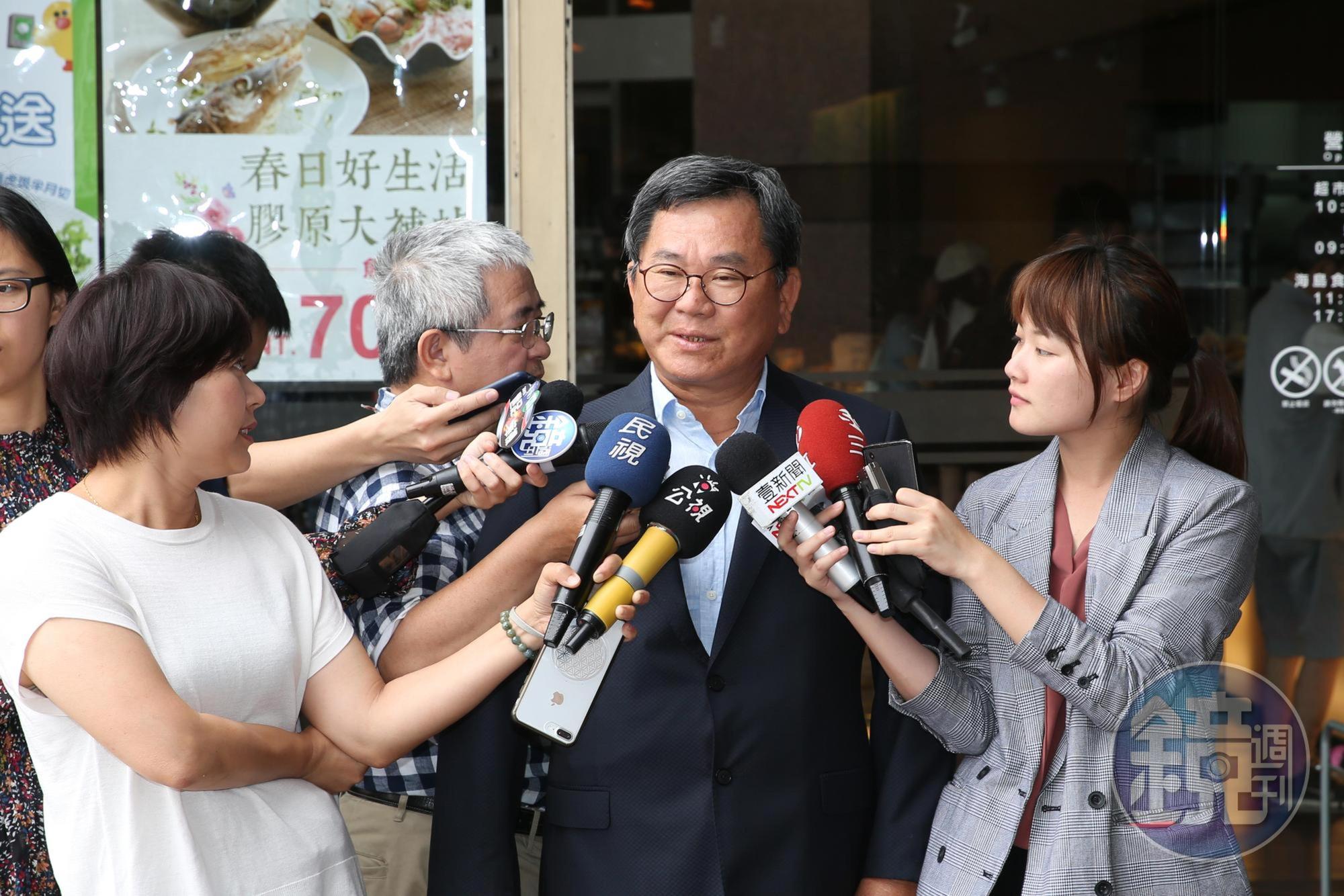 民進黨立委陳明文日前在高鐵遺失300萬元一案，民進黨廉政會今（25日）晚將邀陳親自出席說明。